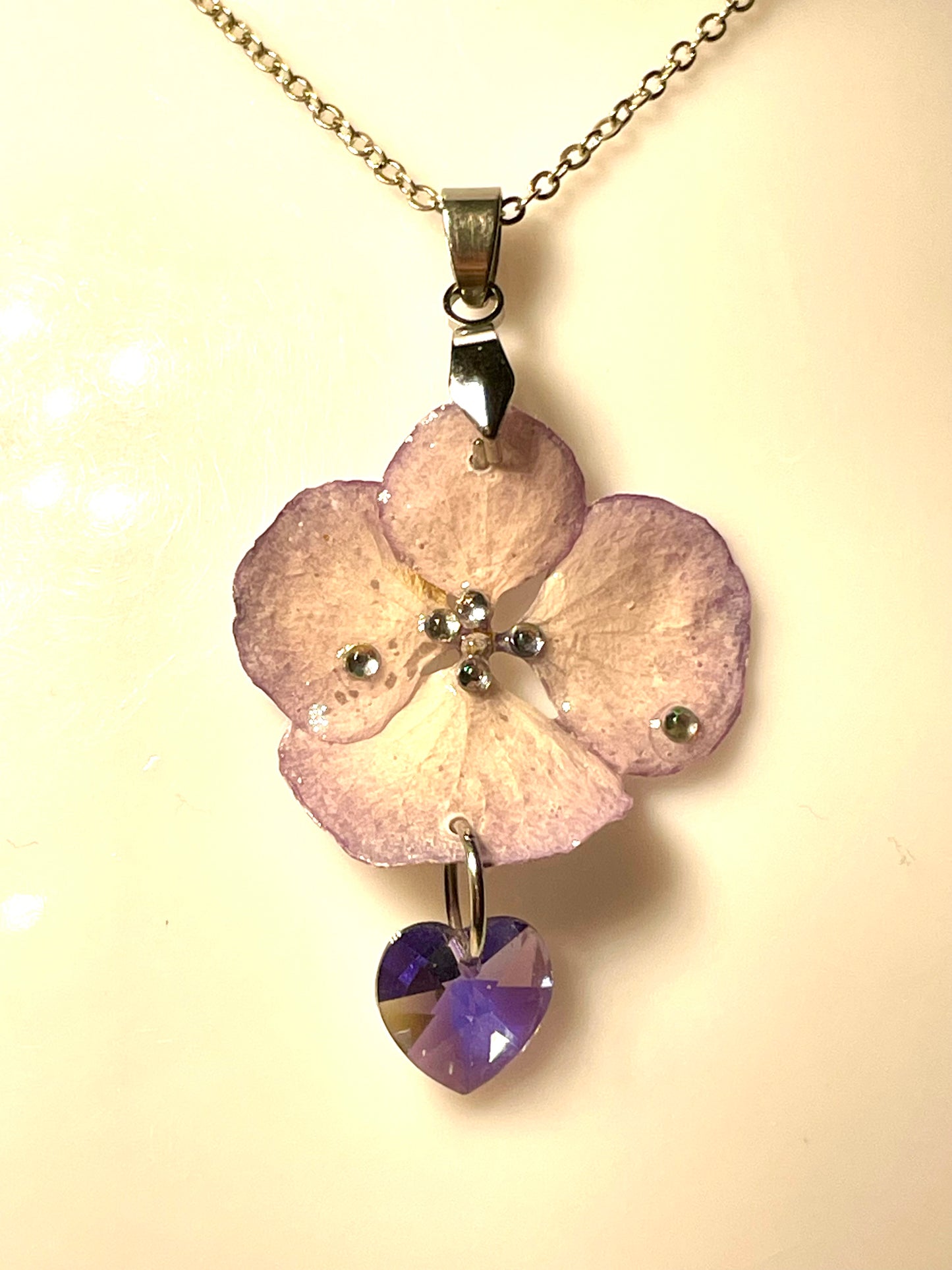 Collier fleur Hortensia mauve & cœur de cristal - Aux fleurs de Chloé Collier fleur Hortensia mauve & cœur de cristal Collier Collier