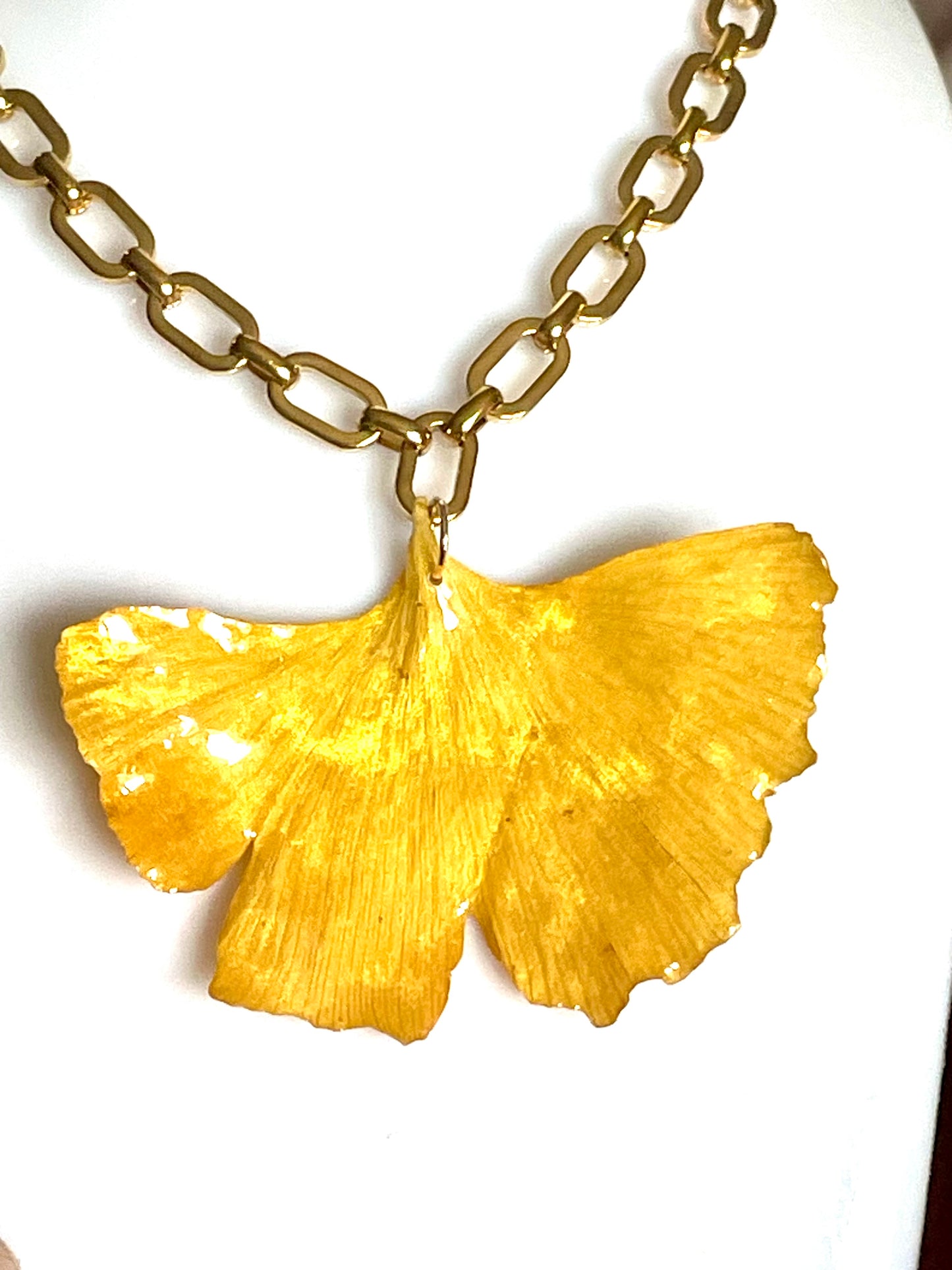 Collier feuille de Ginkgo chaînette grands maillons - Aux fleurs de Chloé Collier feuille de Ginkgo chaînette grands maillons Collier Collier