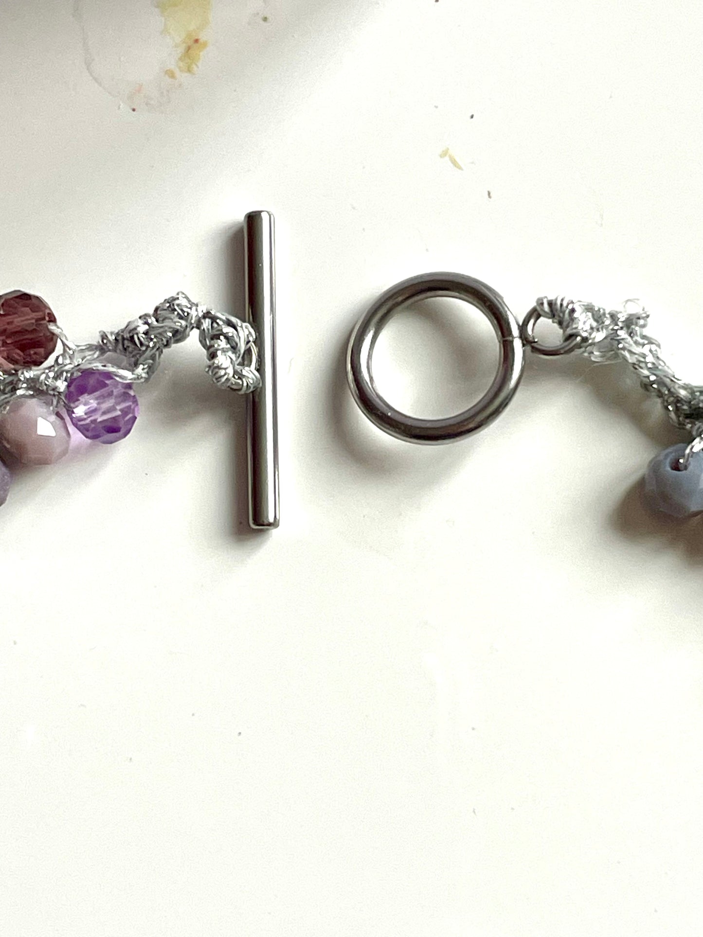 Collier ras du coup fleur hortensia blanc et perles de verre tons violet argenté