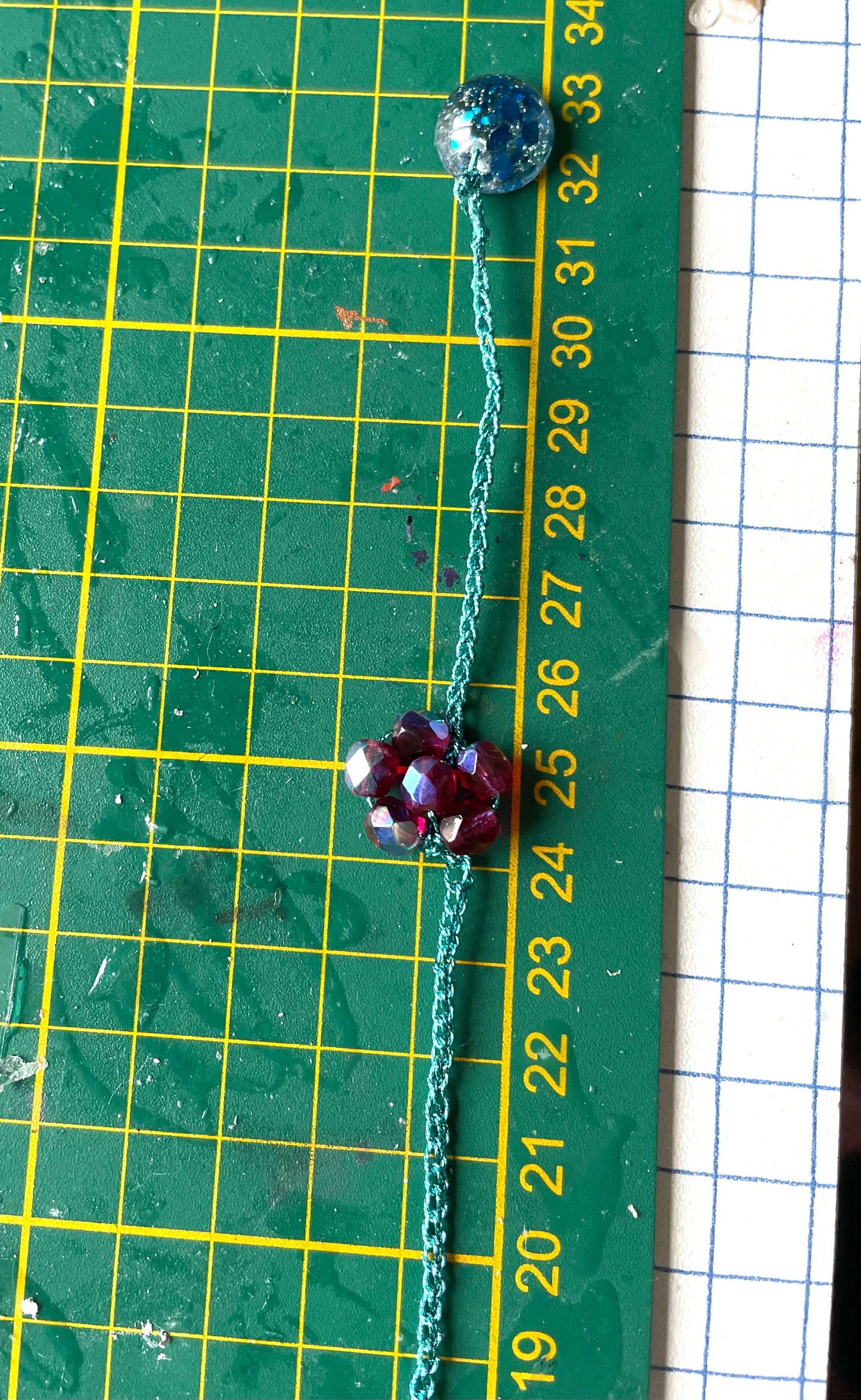 Bracelet fleur de perles de verre framboise