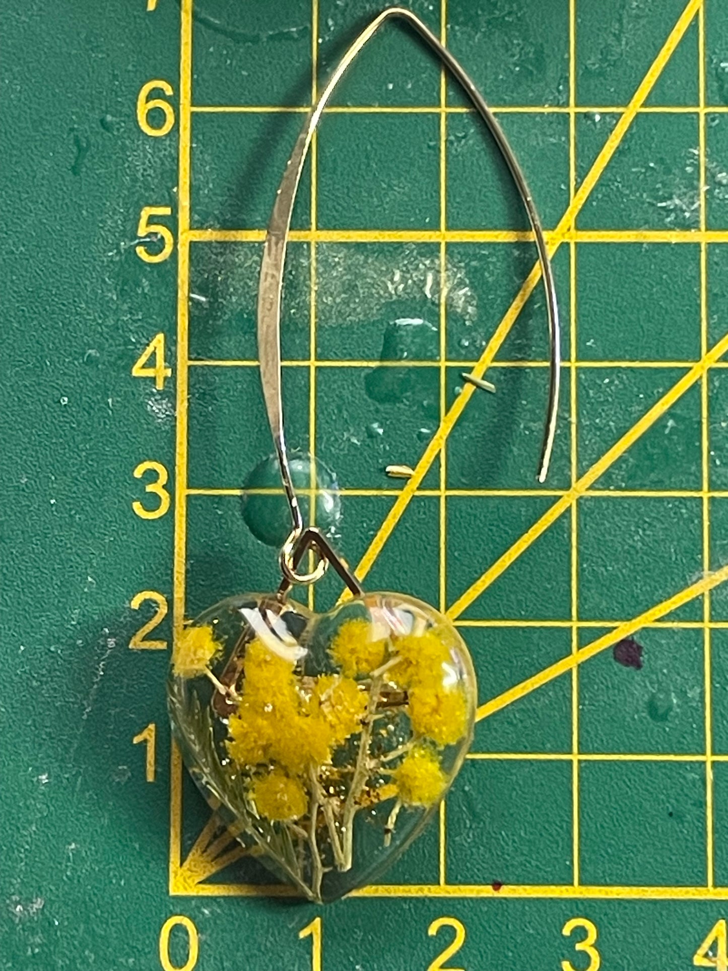 Boucles d’oreilles cœurs Mimosa grands crochets