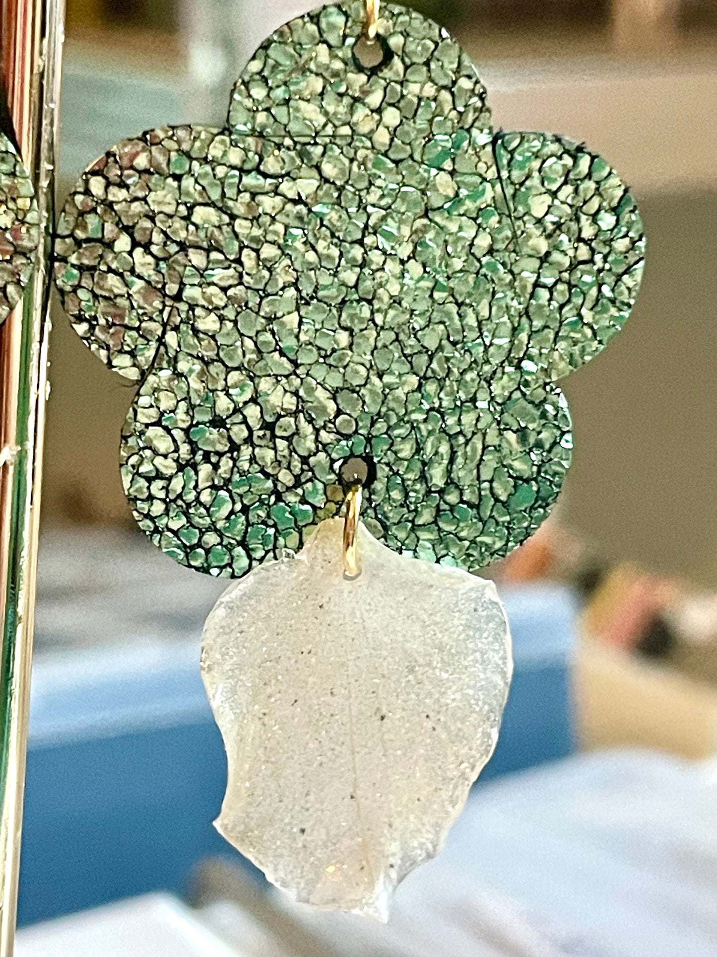 Boucles d’oreilles fleurs de cuir & pétales d’orchidée