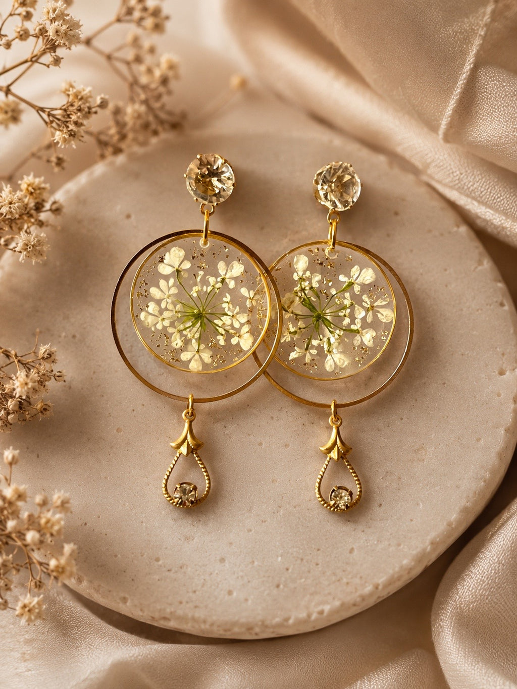 Boucles d’oreilles Fleurs Naturelles carotte sauvage  en Résine – Créoles Dorées Artisanales