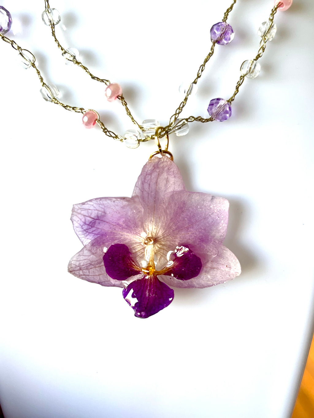 Collier au crochet & fleur naturelle d’orchidée