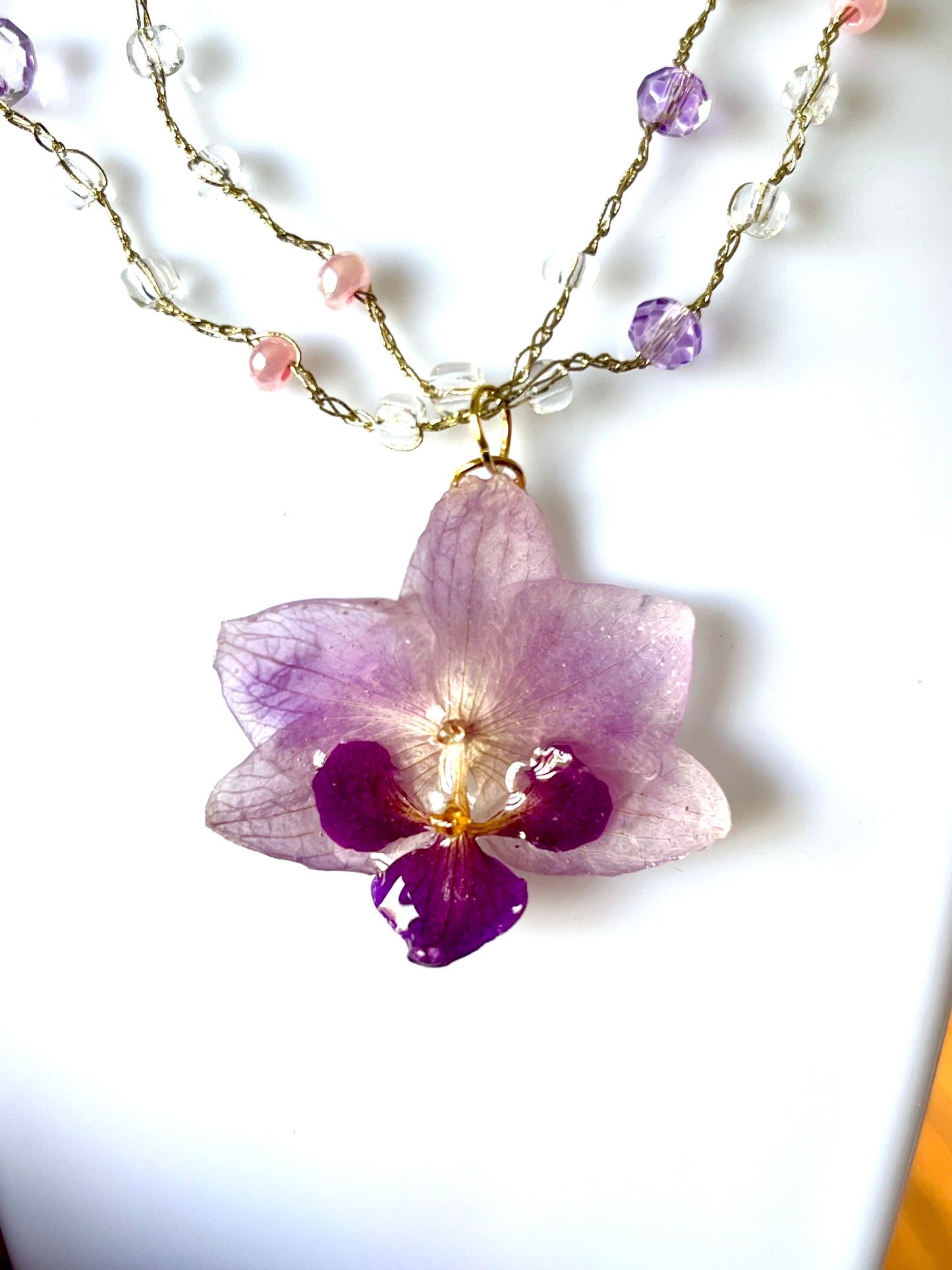 Collier au crochet & fleur naturelle d’orchidée