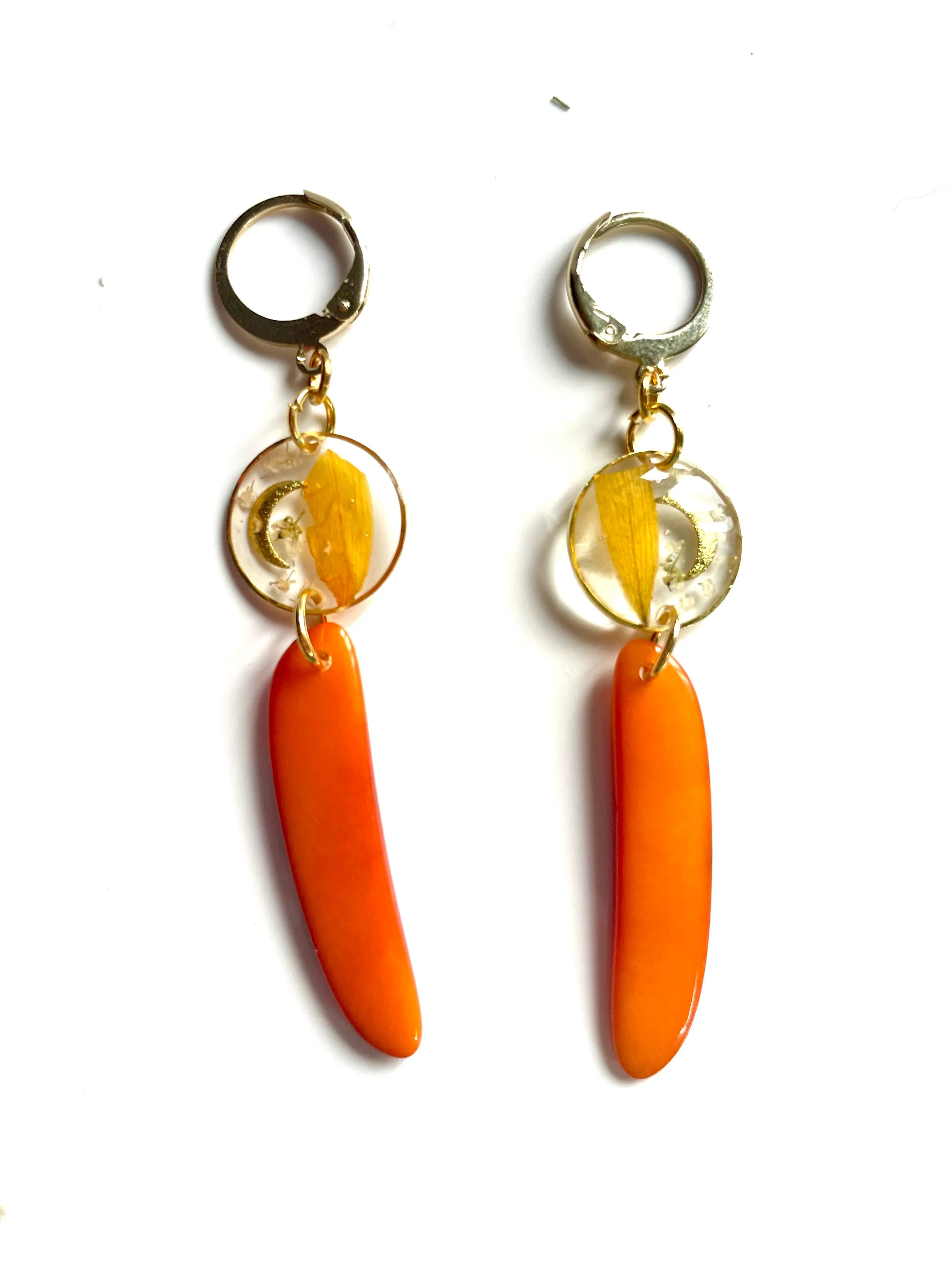 Boucles d’oreilles ivoire végétal orange et pétale de tournesol - Aux fleurs de Chloé Boucles d’oreilles ivoire végétal orange et pétale de tournesol Boucles d’oreilles Boucles d’oreilles