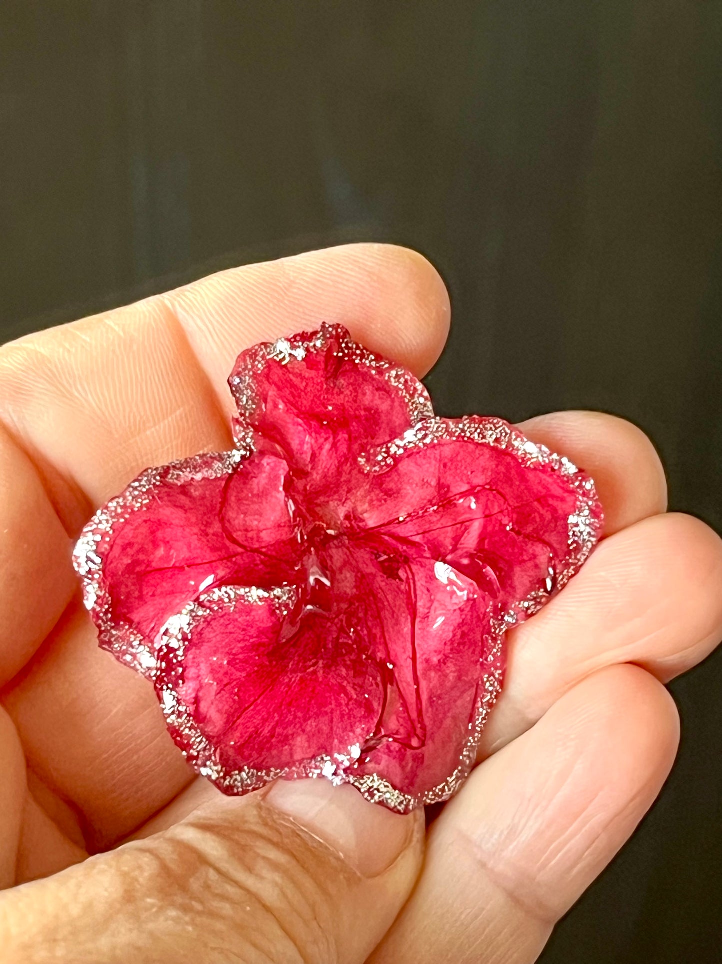 Broche « Azalée Éternelle » – Fleur naturelle préservée
