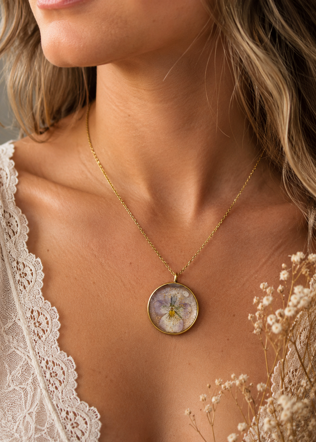 Collier Pensée naturelle – Fleur véritable séchée – Pendentif rond doré fait main