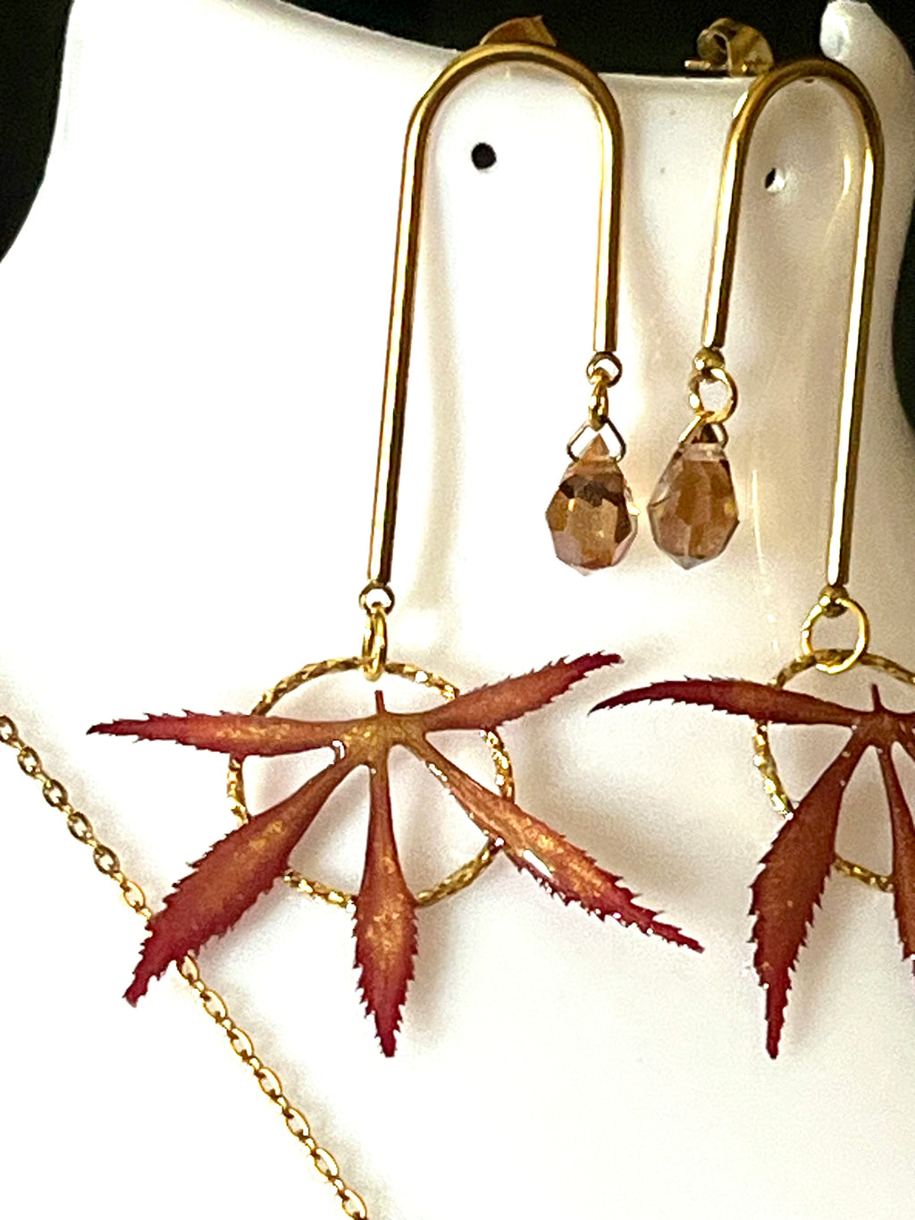 Parure Érable Rouge – Collier & Boucles d’oreilles en feuilles naturelles stabilisées