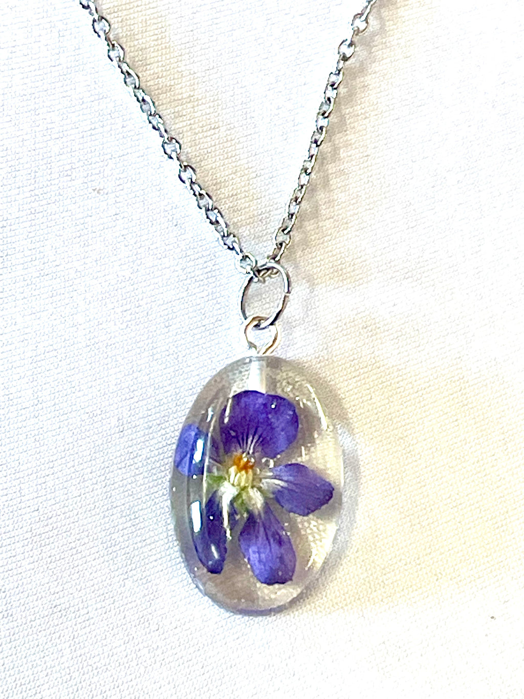 Pendentif ovale argenté fleur de Violette - Aux fleurs de Chloé Pendentif ovale argenté fleur de Violette Pendentif Pendentif