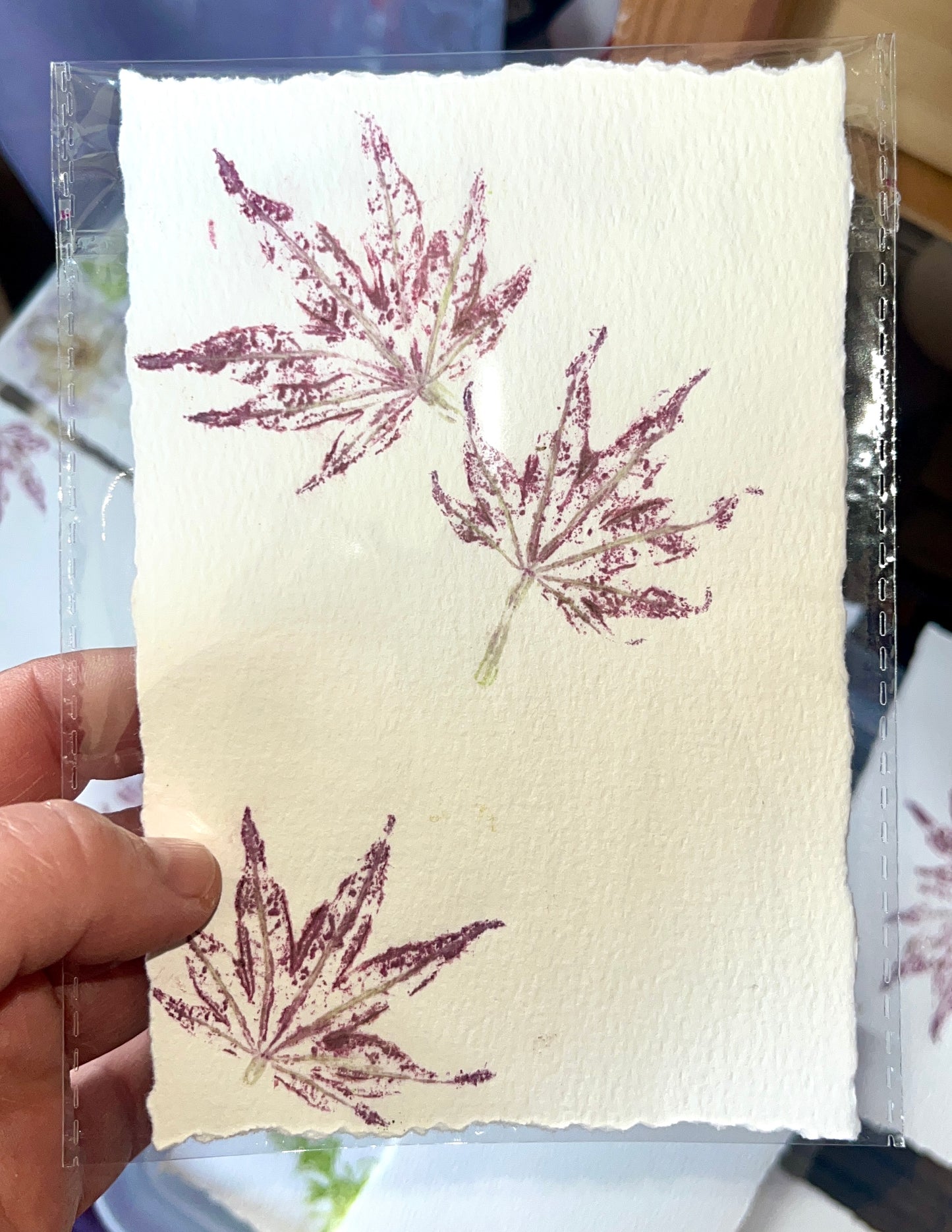 Carte artisanale – Empreintes de feuilles naturelles d’érable