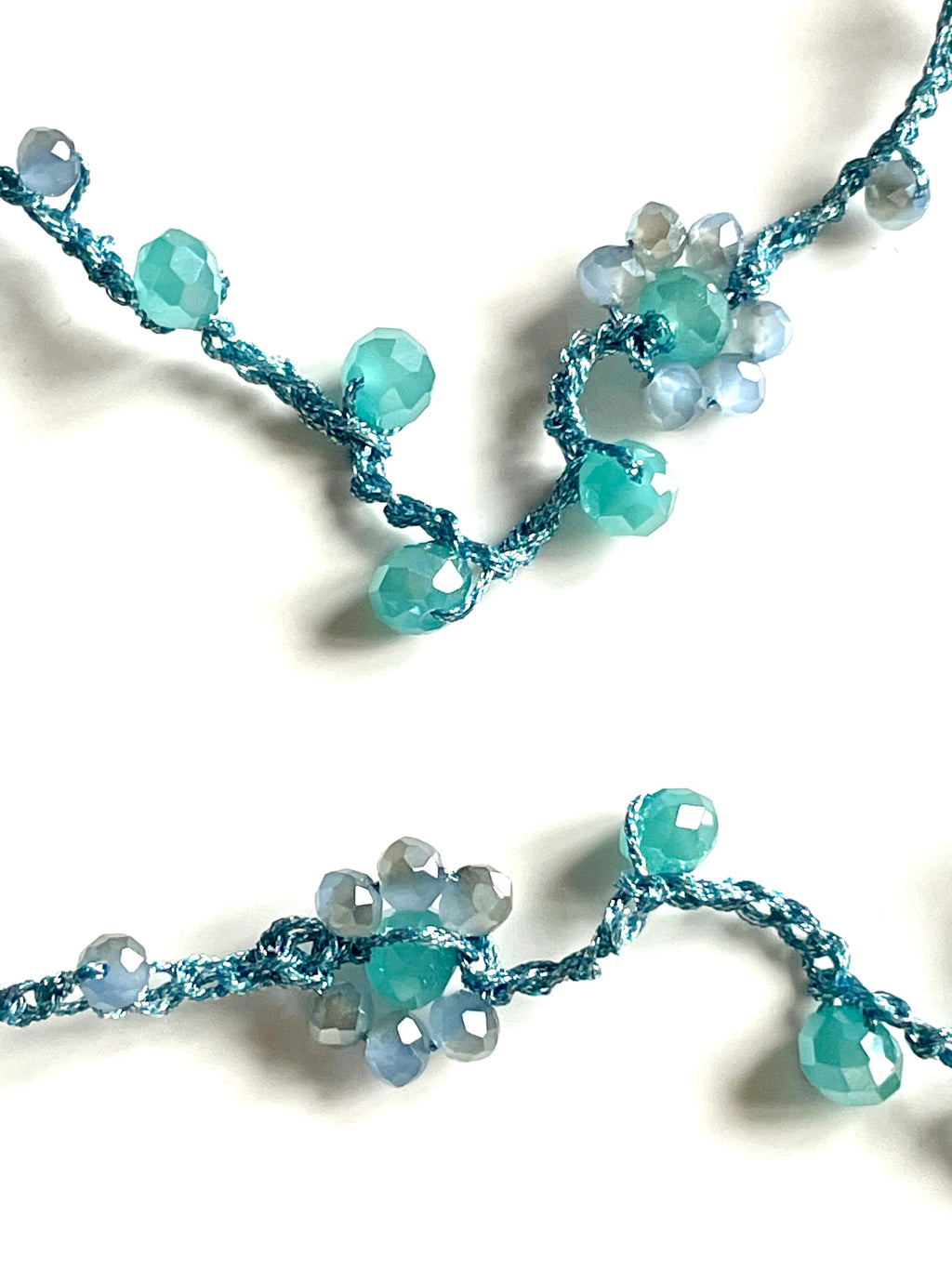 Collier sautoir fleurs en perles de verre bleues - Aux fleurs de Chloé Collier sautoir fleurs en perles de verre bleues Collier Collier