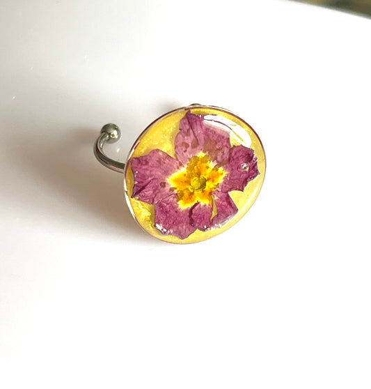 Bague fleur de primevère violette fond jaune