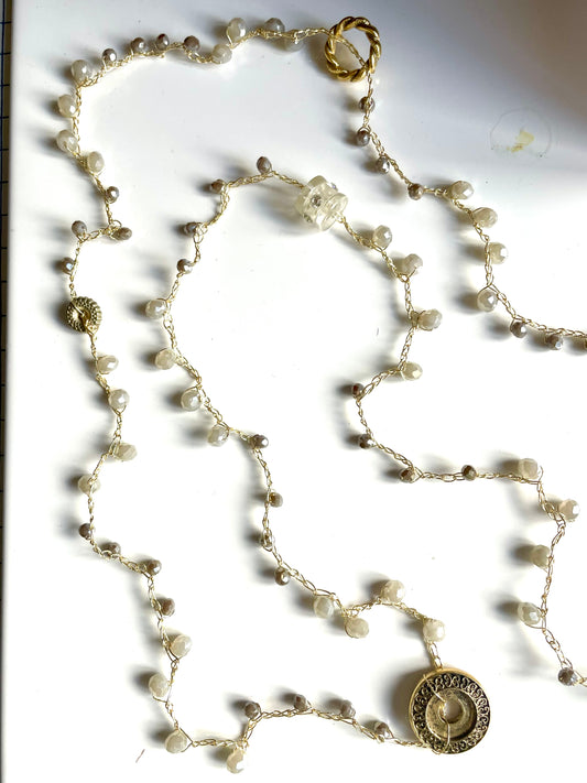 Collier sautoir en perles de verre taupe & crème avec breloques dorées