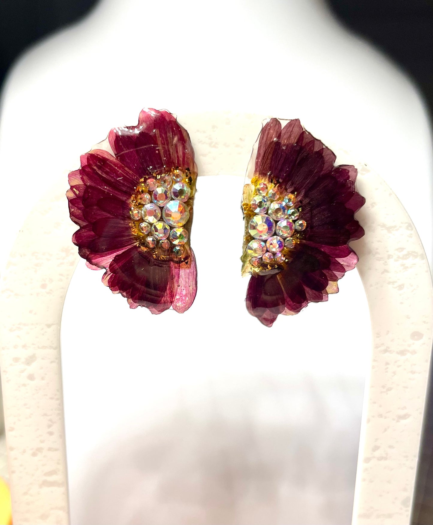 Boucles d’oreilles Chrysanthème & strass «plumes » - Aux fleurs de Chloé Boucles d’oreilles Chrysanthème & strass «plumes » Boucles d’oreilles Boucles d’oreilles