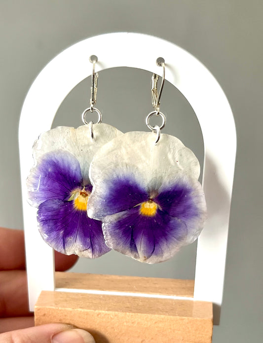 Boucles d’oreilles fleurs grandes pensées violet & blanc