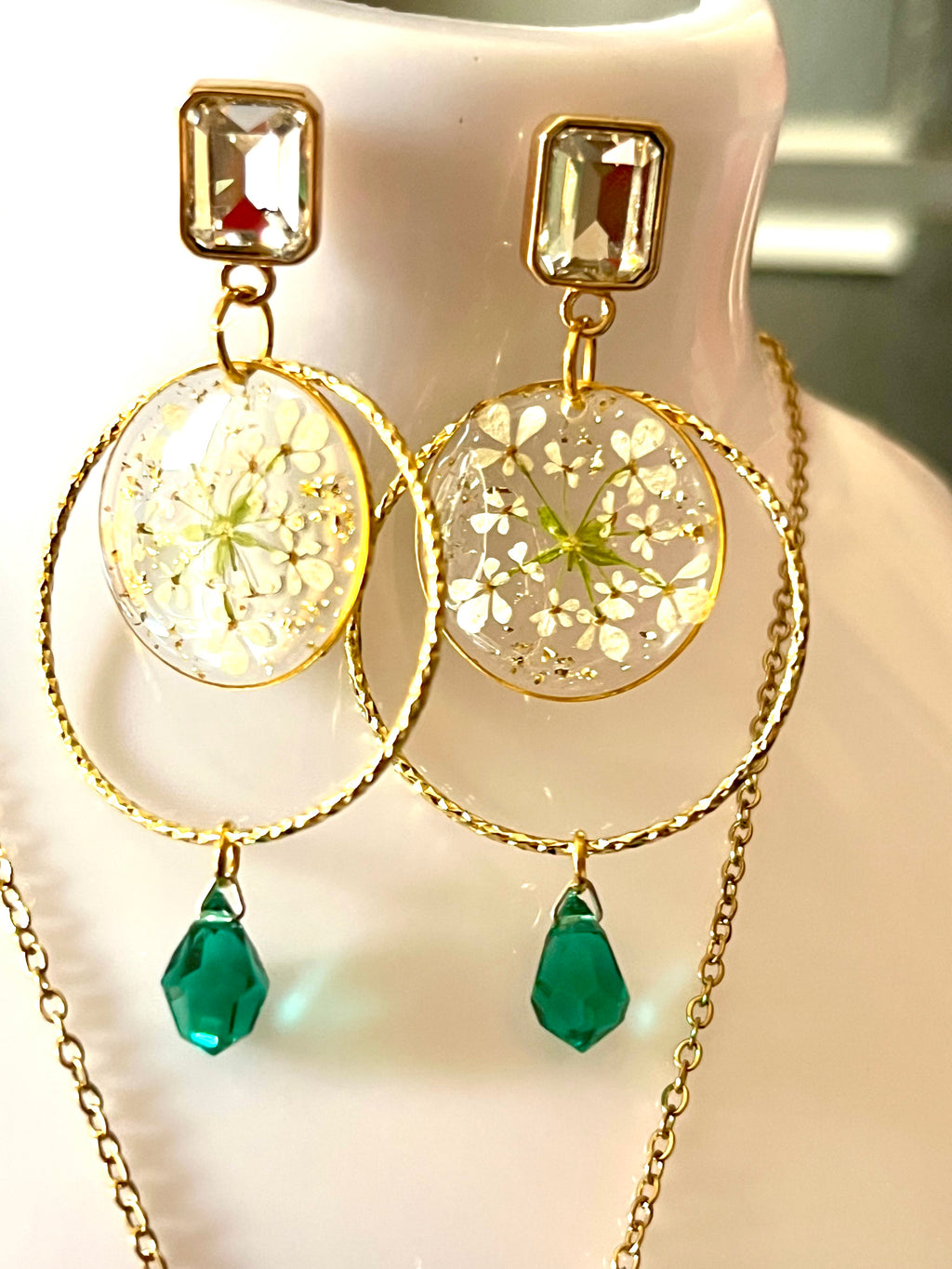 Boucles d’oreilles fleurs de carotte sauvage & goutte émeraude – Fleurs naturelles en résine