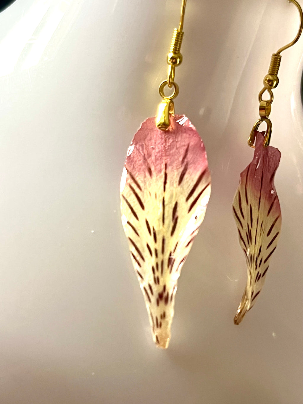 Boucles d’oreilles – Pétales d’Alstroemeria rose & crème