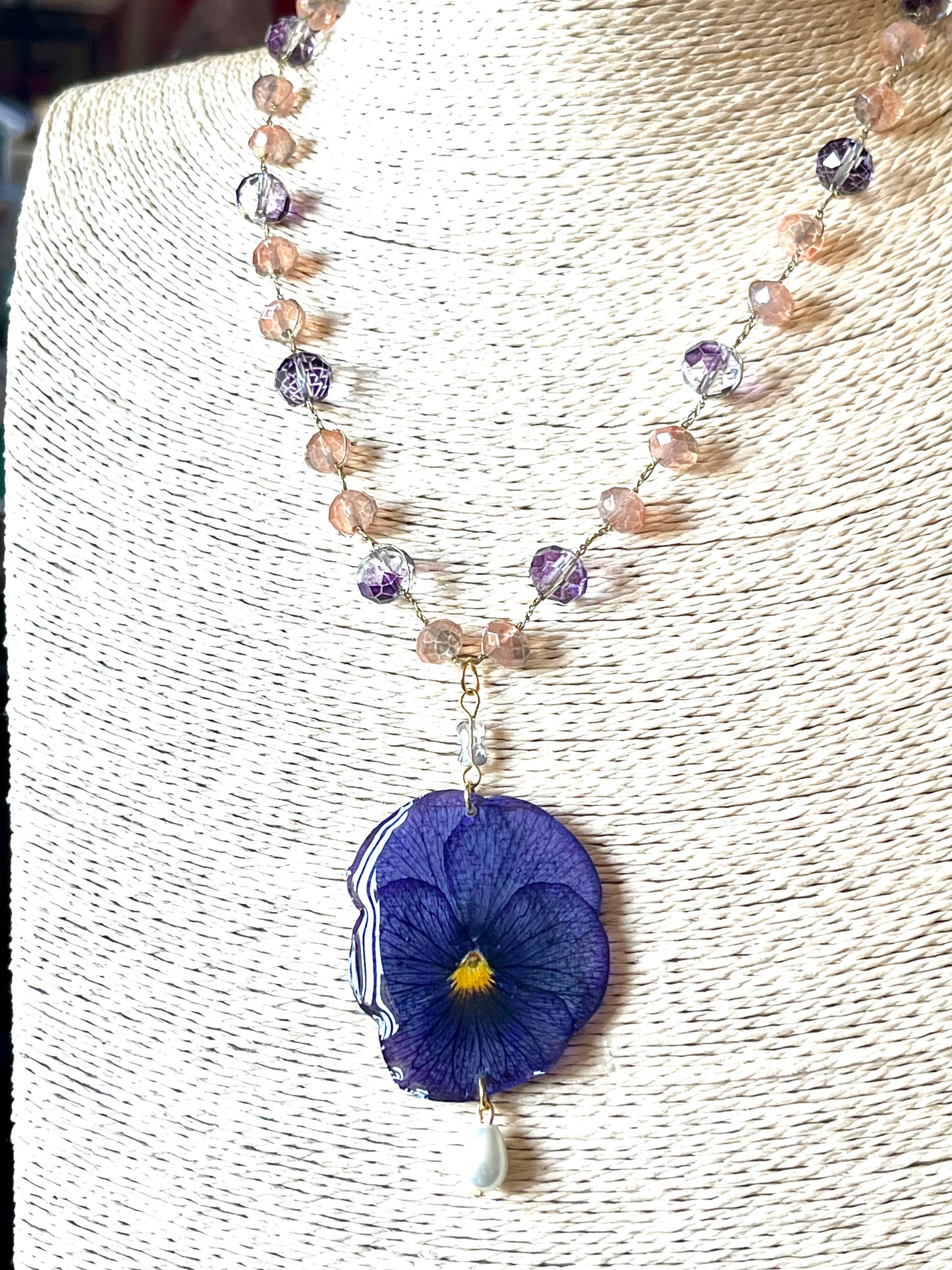 Collier Fleur Pensée Violette – Bijou floral artisanal avec perle nacrée