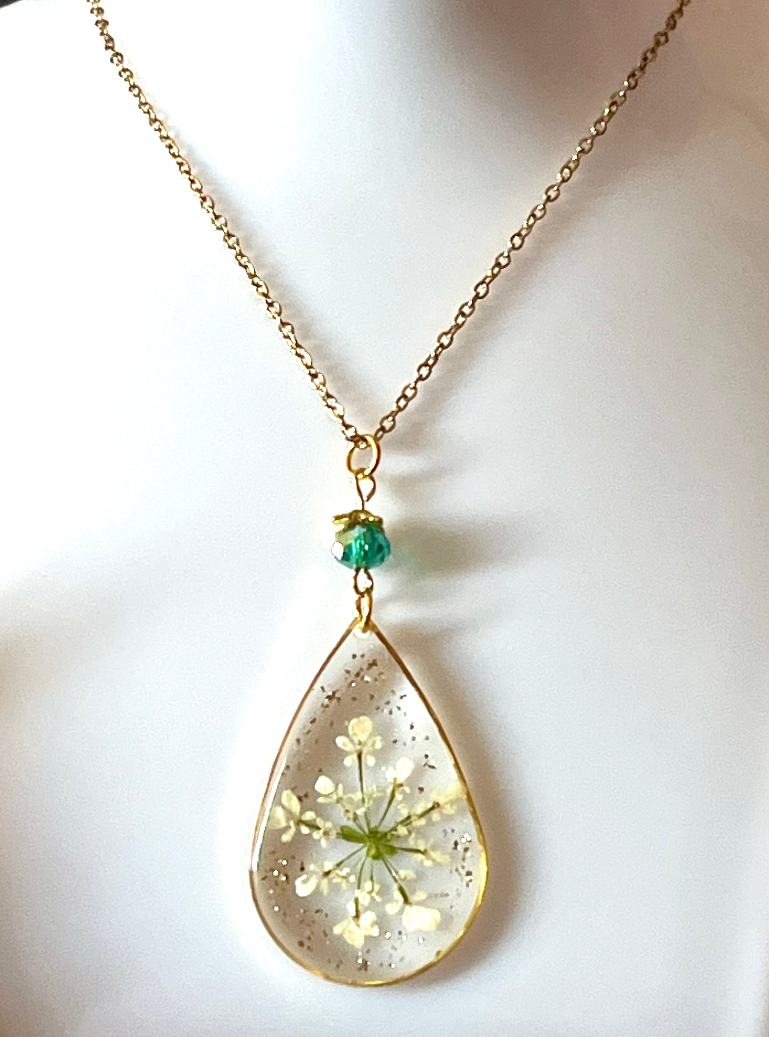 Collier goutte – Fleur naturelle blanche & perle vert  némeraude