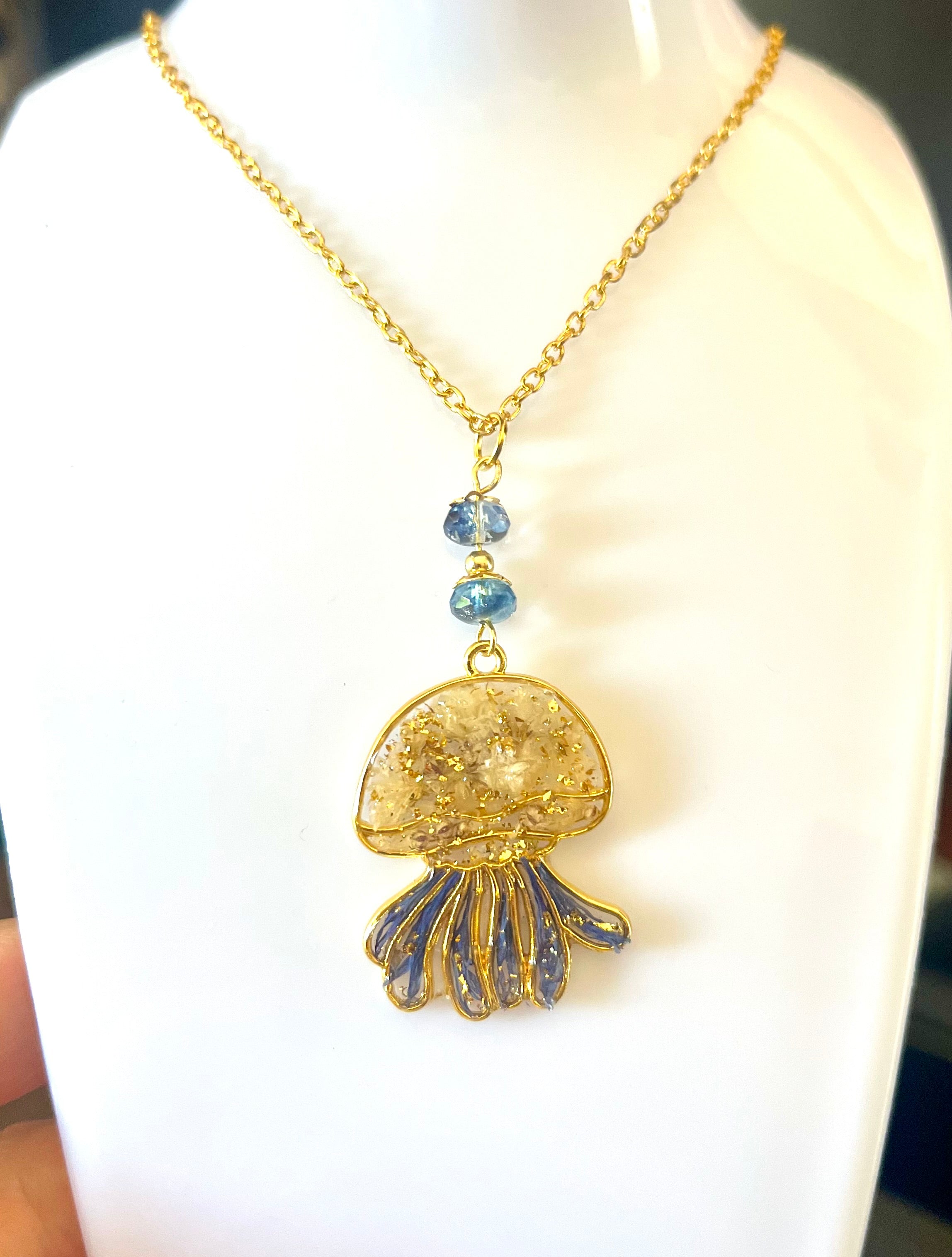Collier Méduse – Fleurs naturelles gypsophile & bleuet
