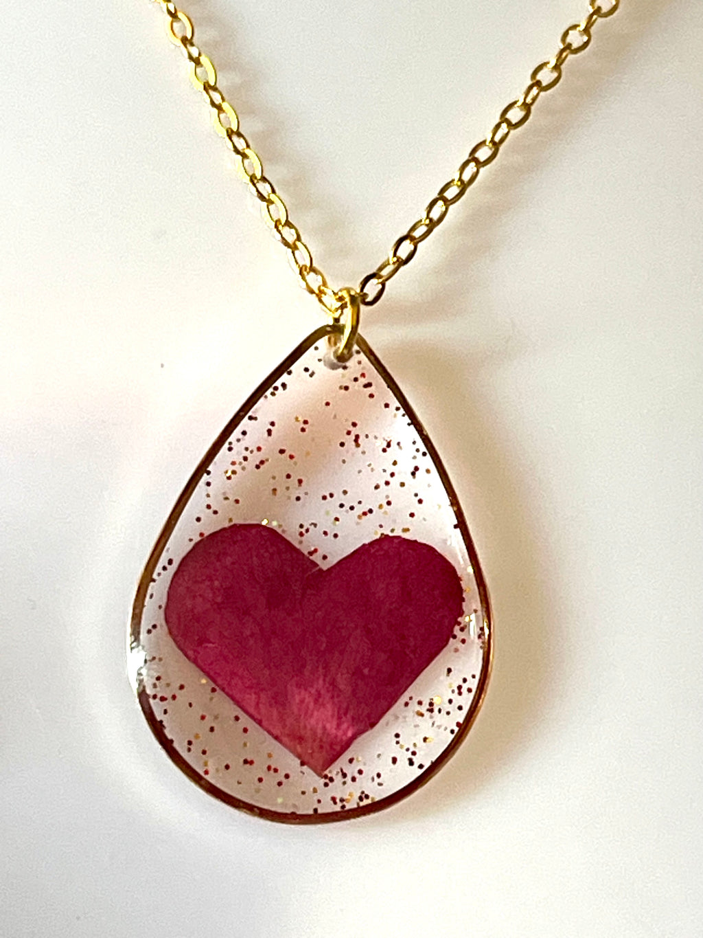 Collier Cœur de Pétale de Camélia – Fleur naturelle en résine