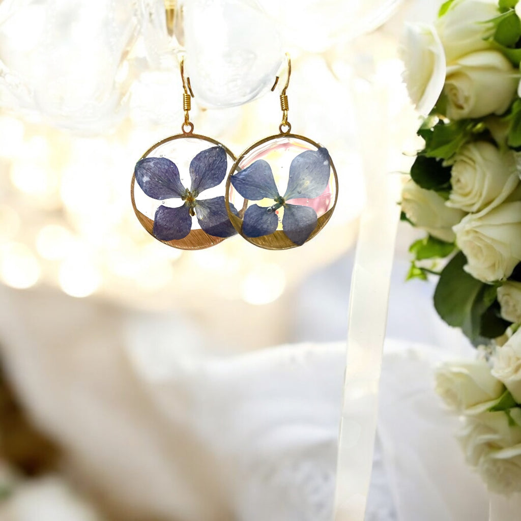 Boucles d’oreilles hortensia bleu cercle doré - Aux fleurs de Chloé Boucles d’oreilles hortensia bleu cercle doré Boucles d’oreilles Boucles d’oreilles