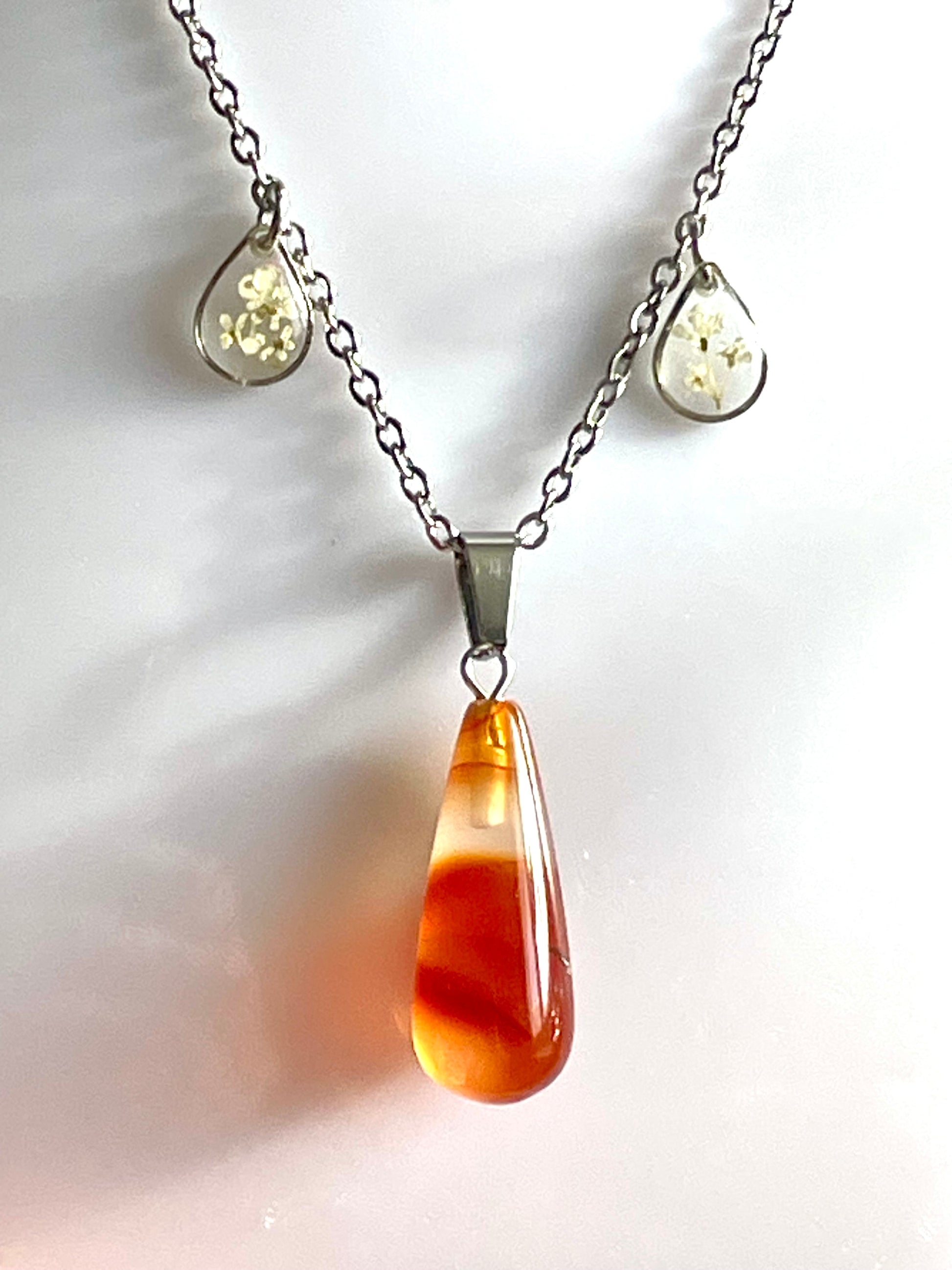 Collier fleurs de carotte sauvage & cornaline - Aux fleurs de Chloé Collier fleurs de carotte sauvage & cornaline Collier Collier