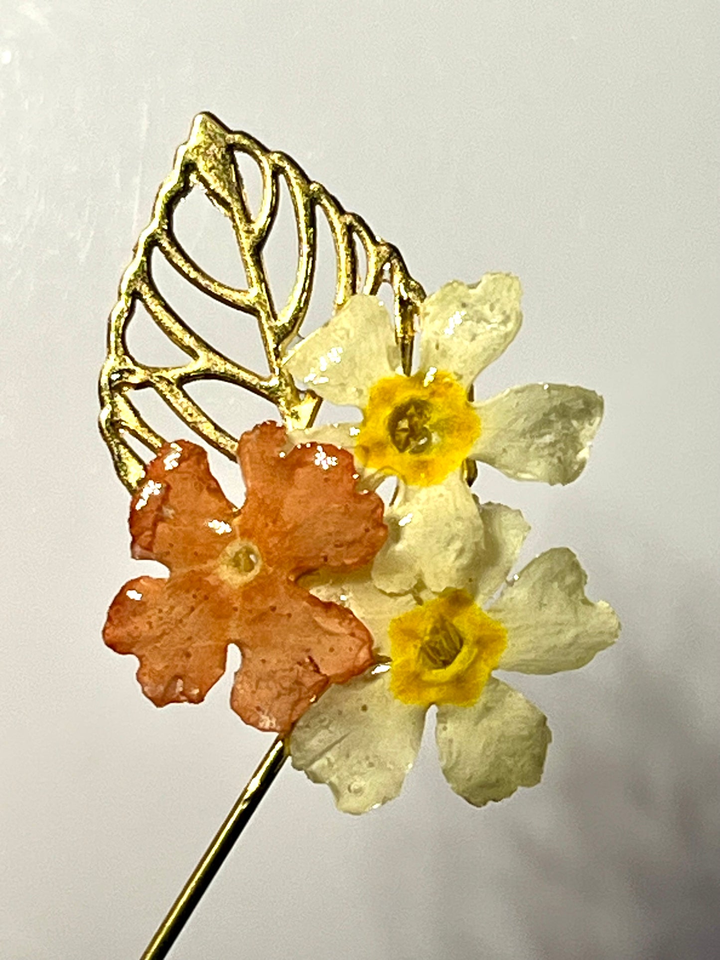 Épingle broche fleurs de primevères & lantana