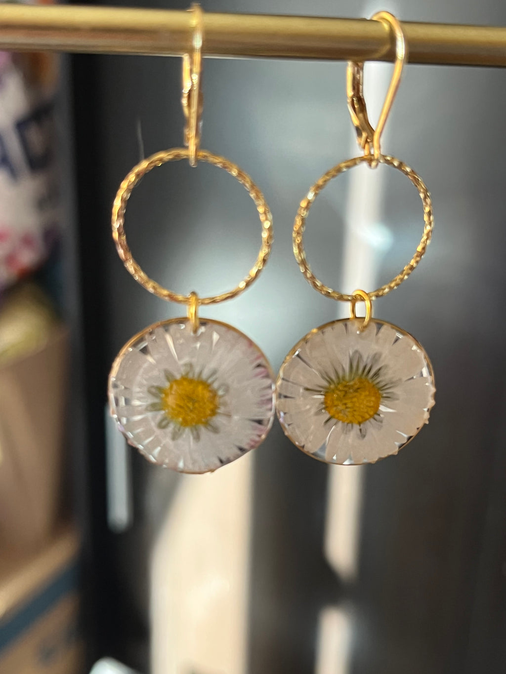 Boucles d’oreilles pâquerette naturelle – Fleur véritable en résine