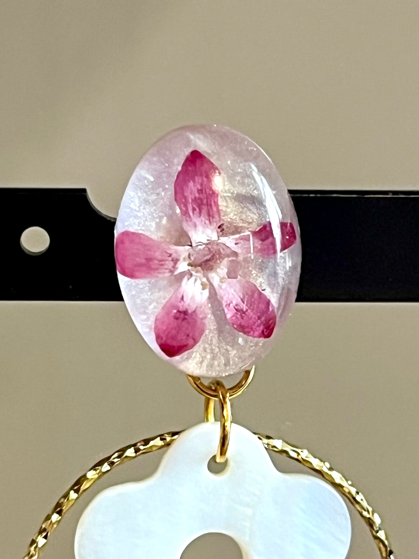 Boucles d’Oreilles Floréa – Anneaux Dorés & Fleur Nacrée