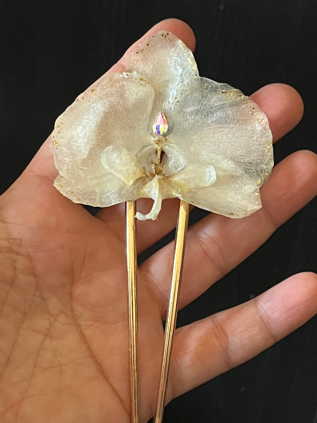 Épingle à cheveux Orchidée blanche naturelle – Résine & éclat doré