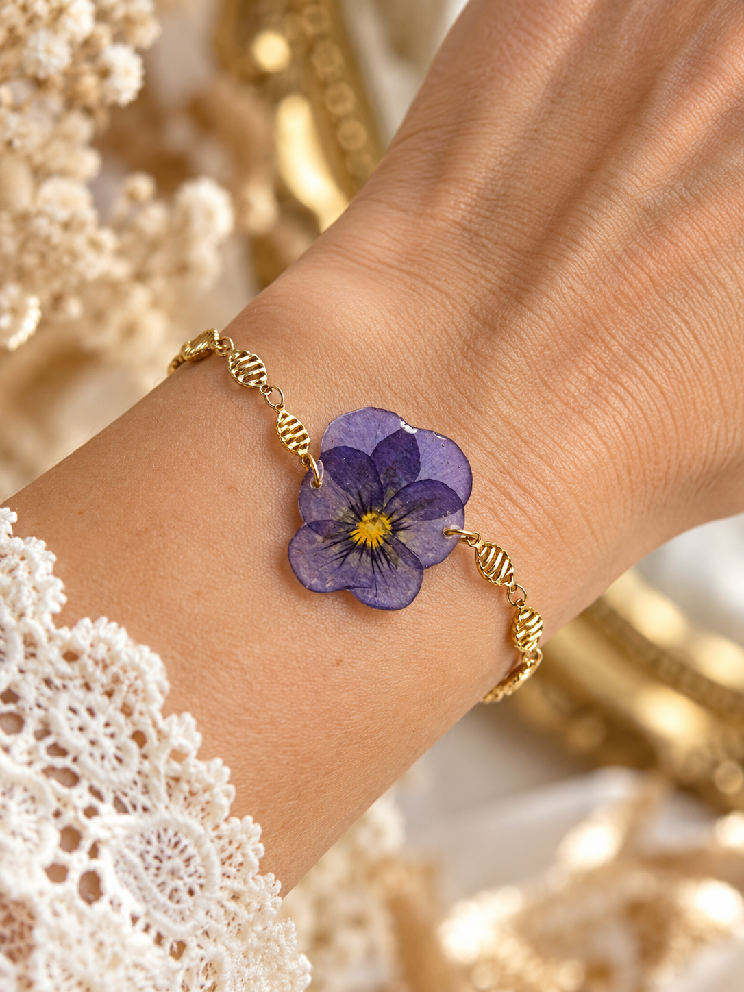 Bracelet Pensée Violette – Fleur Naturelle & Maillons Dorés