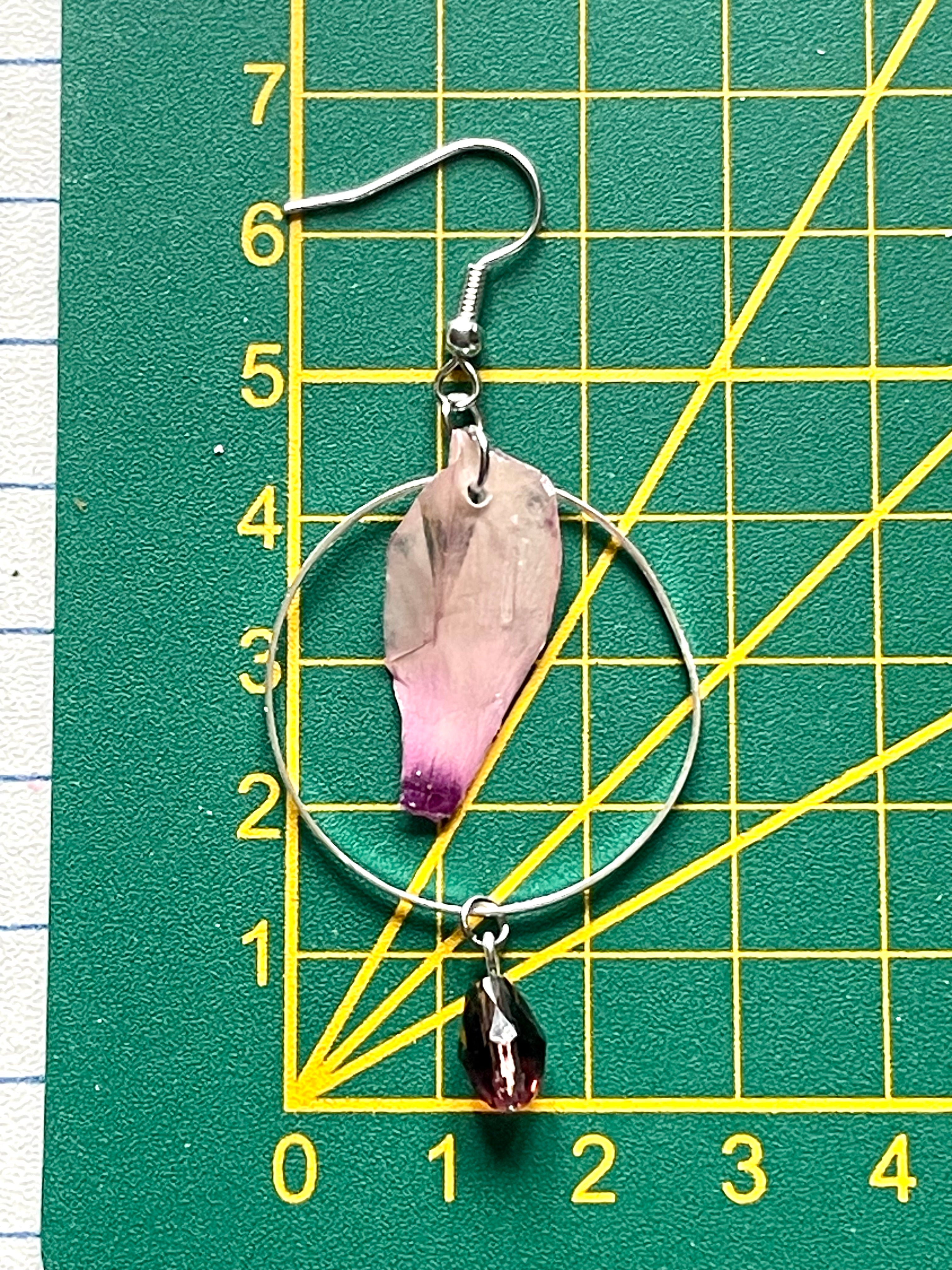 Boucles d’oreilles pétales de cyclamen et perles de verre - Aux fleurs de Chloé Boucles d’oreilles pétales de cyclamen et perles de verre Boucles d’oreilles Boucles d’oreilles