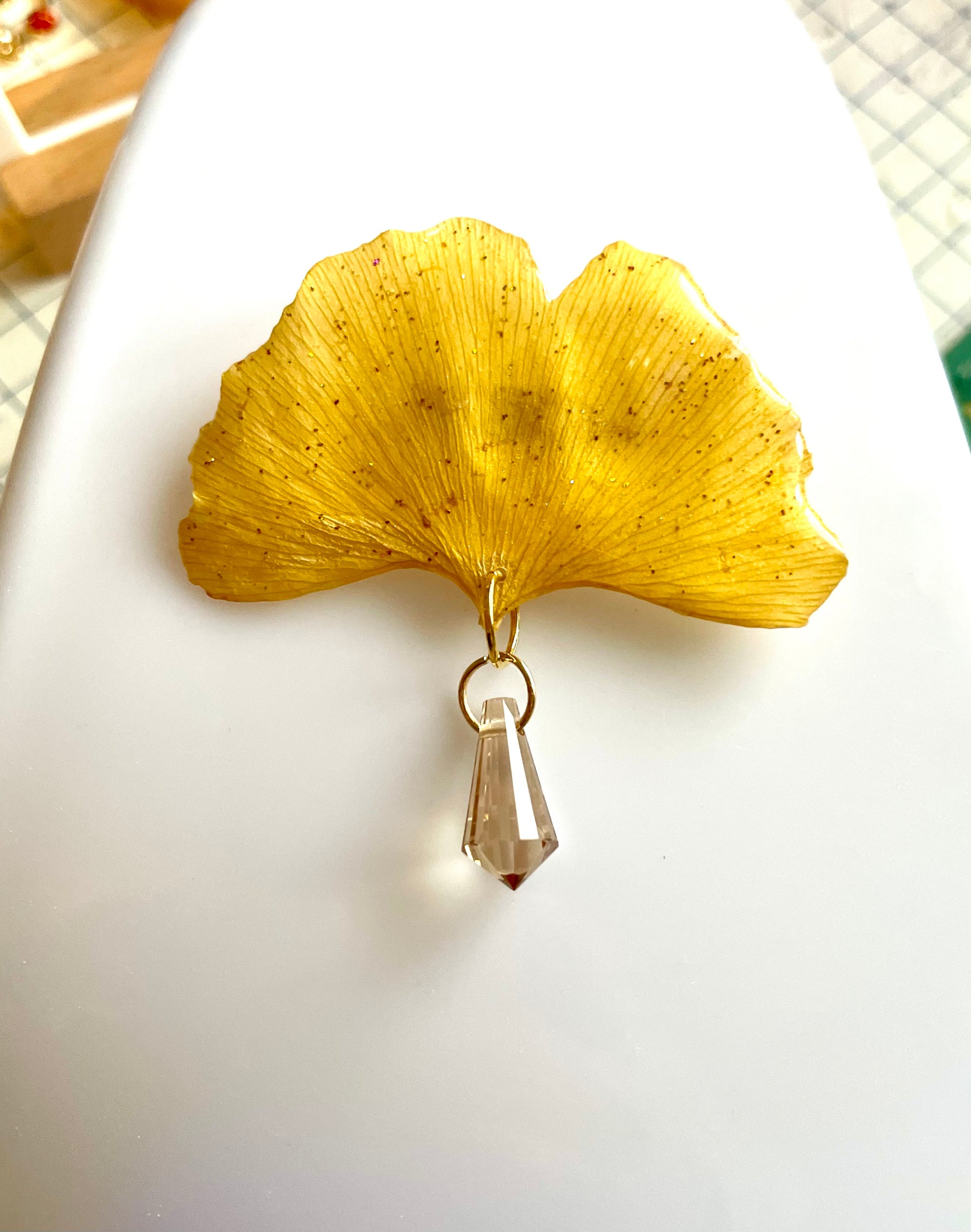 Broche feuille de Ginkgo & goutte Swarovski ambrée - Aux fleurs de Chloé Broche feuille de Ginkgo & goutte Swarovski ambrée Broche Broche