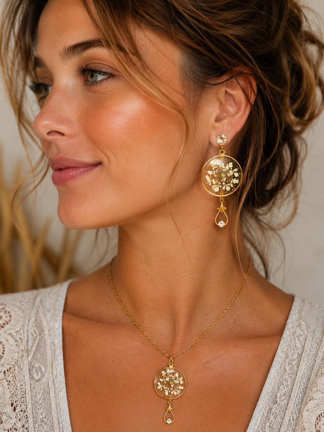 Collier Fleur carotte sauvage Naturelle Blanche en Résine – Bijou Rond Doré Fait Mai