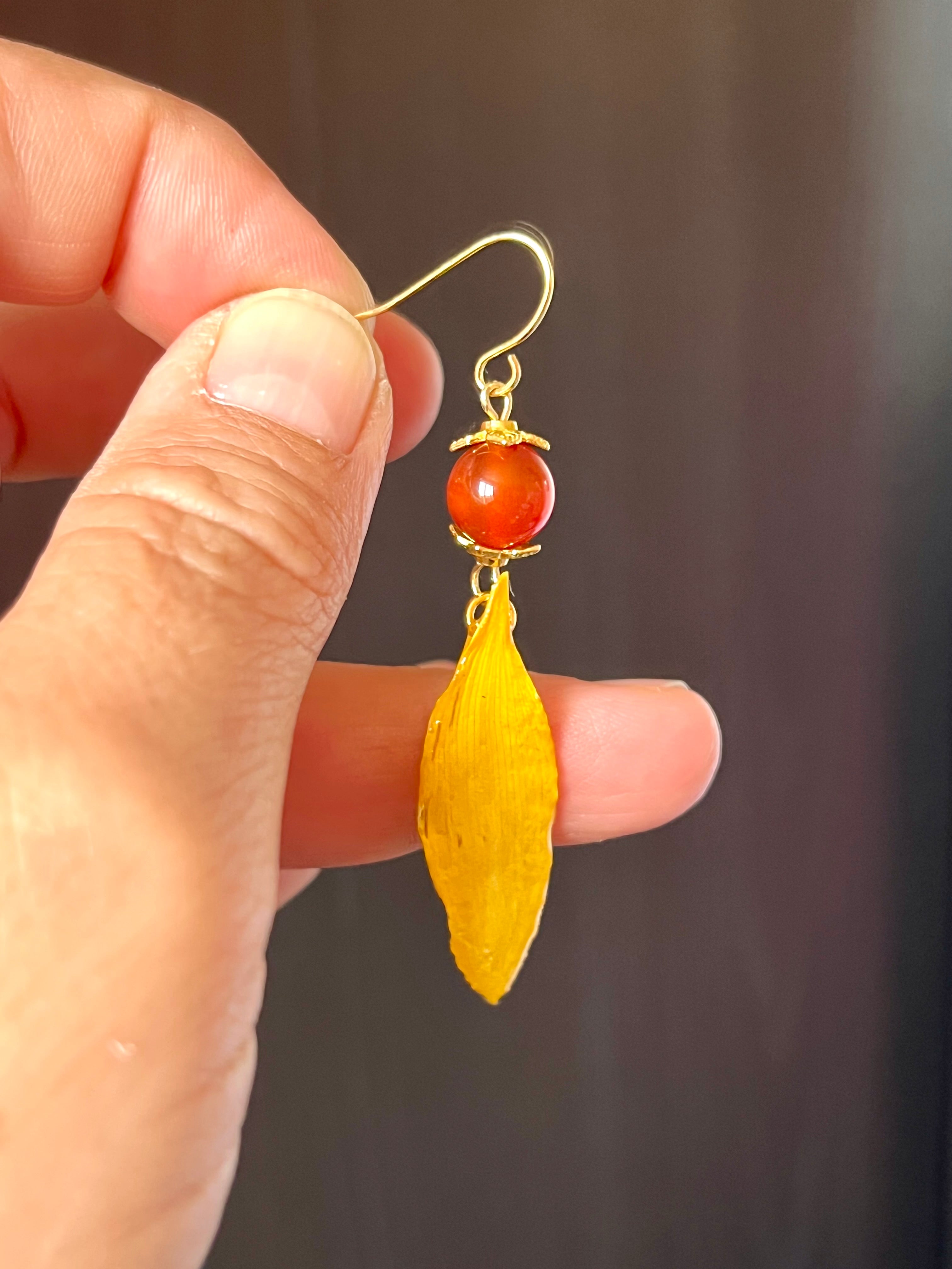 Ohrringe Sonnenblume & Karneol – Handgefertigter floraler Schmuck