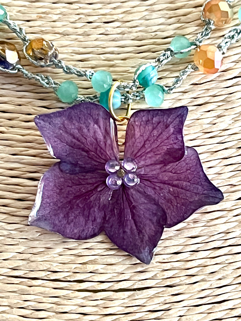 Collier hortensia violet réalisé au crochet – Fleur naturelle