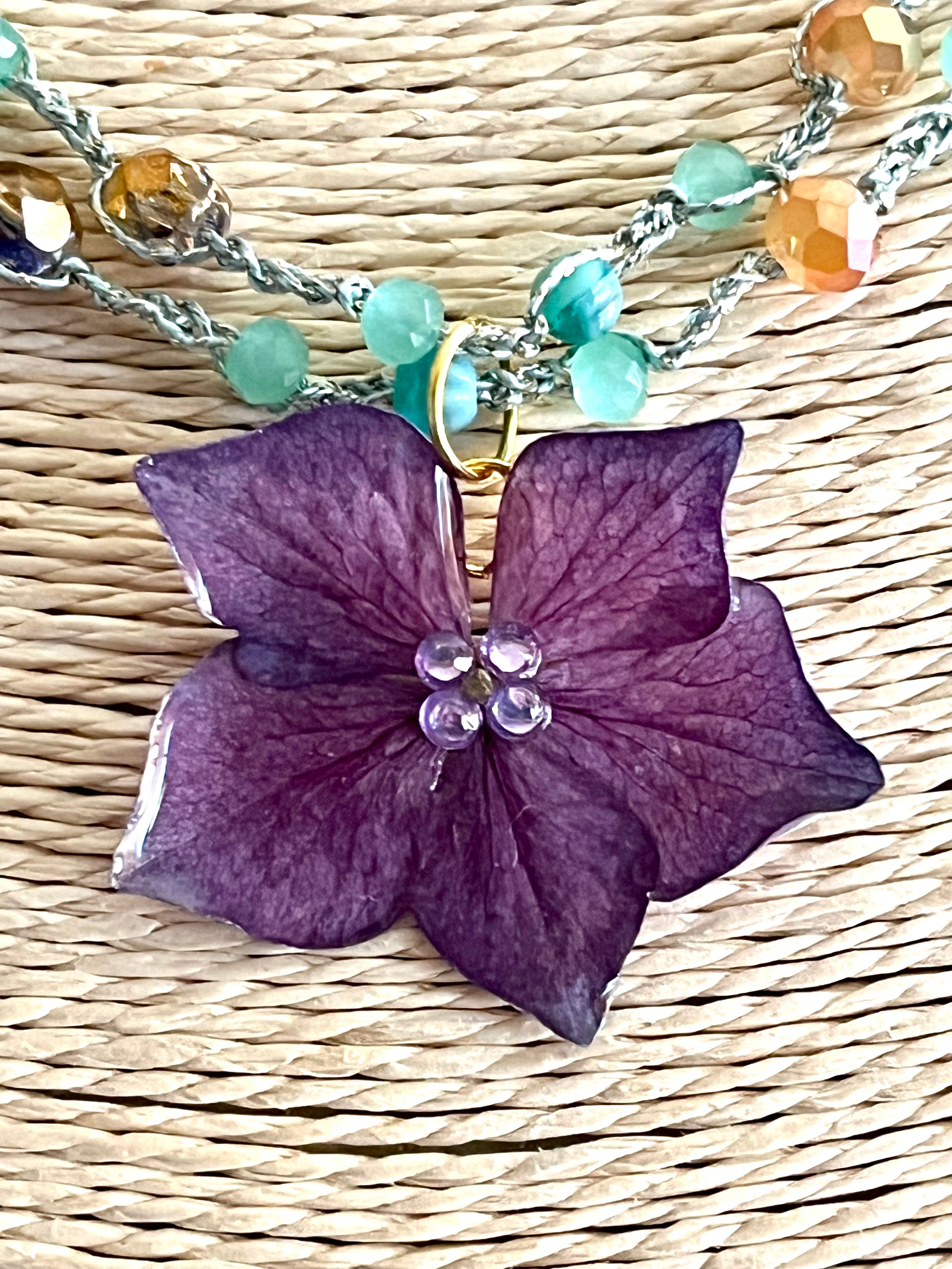 Collier hortensia violet réalisé au crochet – Fleur naturelle