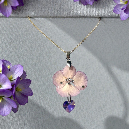 Collier fleur Hortensia mauve & cœur de cristal - Aux fleurs de Chloé Collier fleur Hortensia mauve & cœur de cristal Collier Collier
