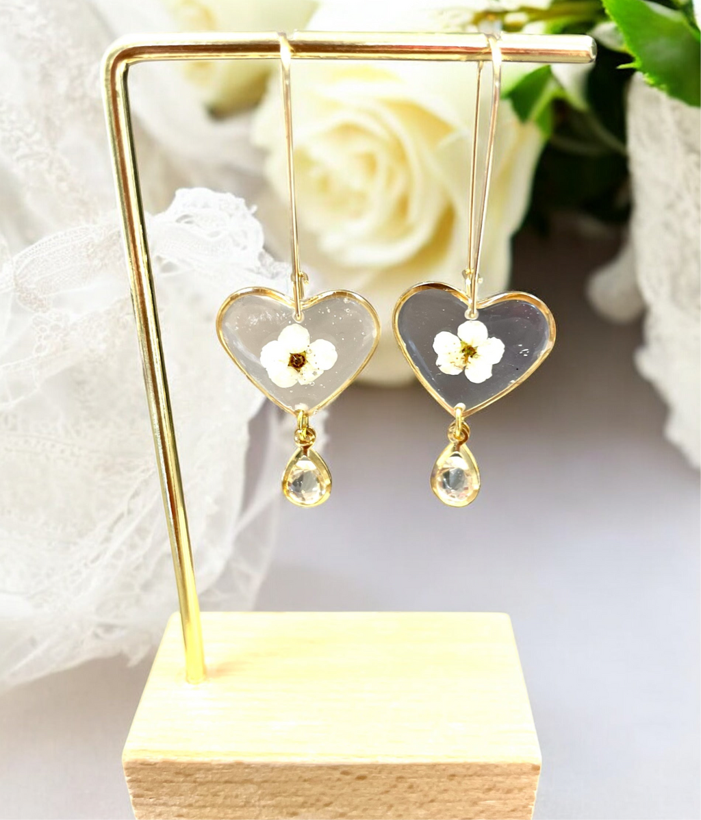 Boucles d’oreilles cœur de spirée - Aux fleurs de Chloé Boucles d’oreilles cœur de spirée Boucles d’oreilles Boucles d’oreilles