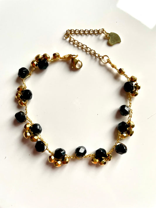 Bracelet perles de verre demies fleurs noir & or