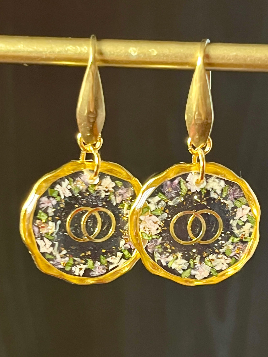 Bijoux avec fleurs bouquet de mariée