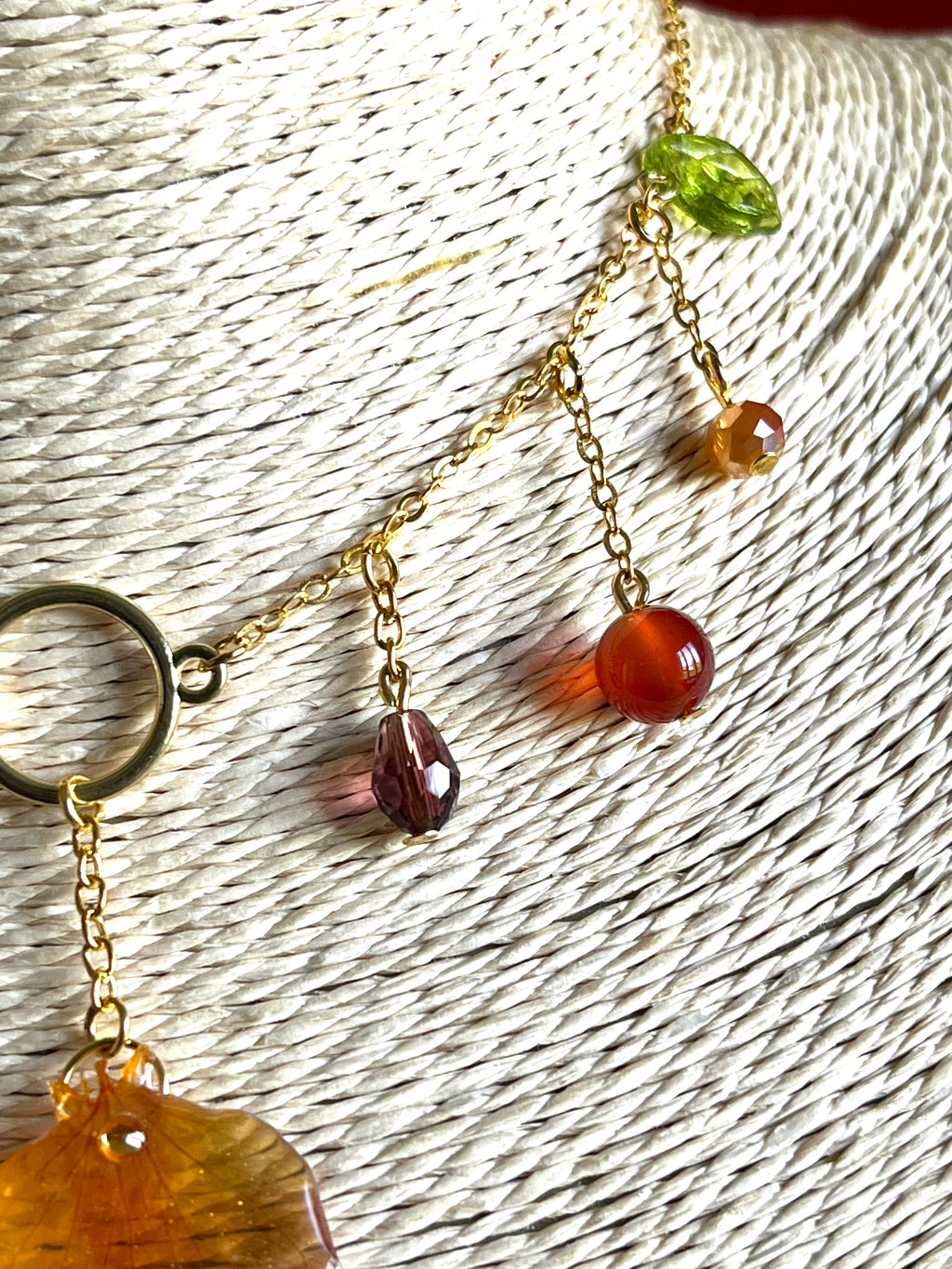 Éclat d’Automne – Collier pétale de Capucine & pierres naturelles
