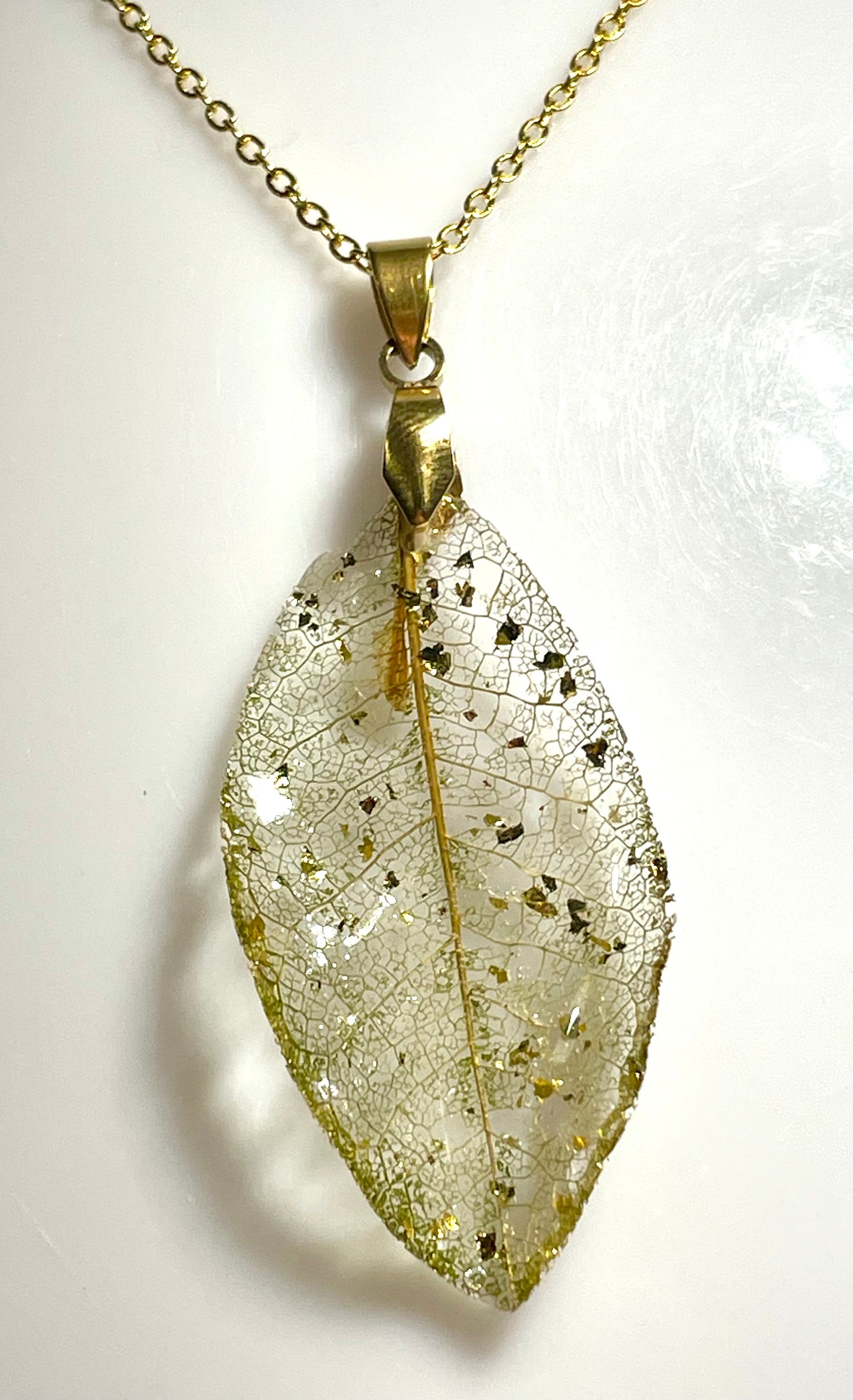 Collier pendentif dentelle végétale de Magnolia