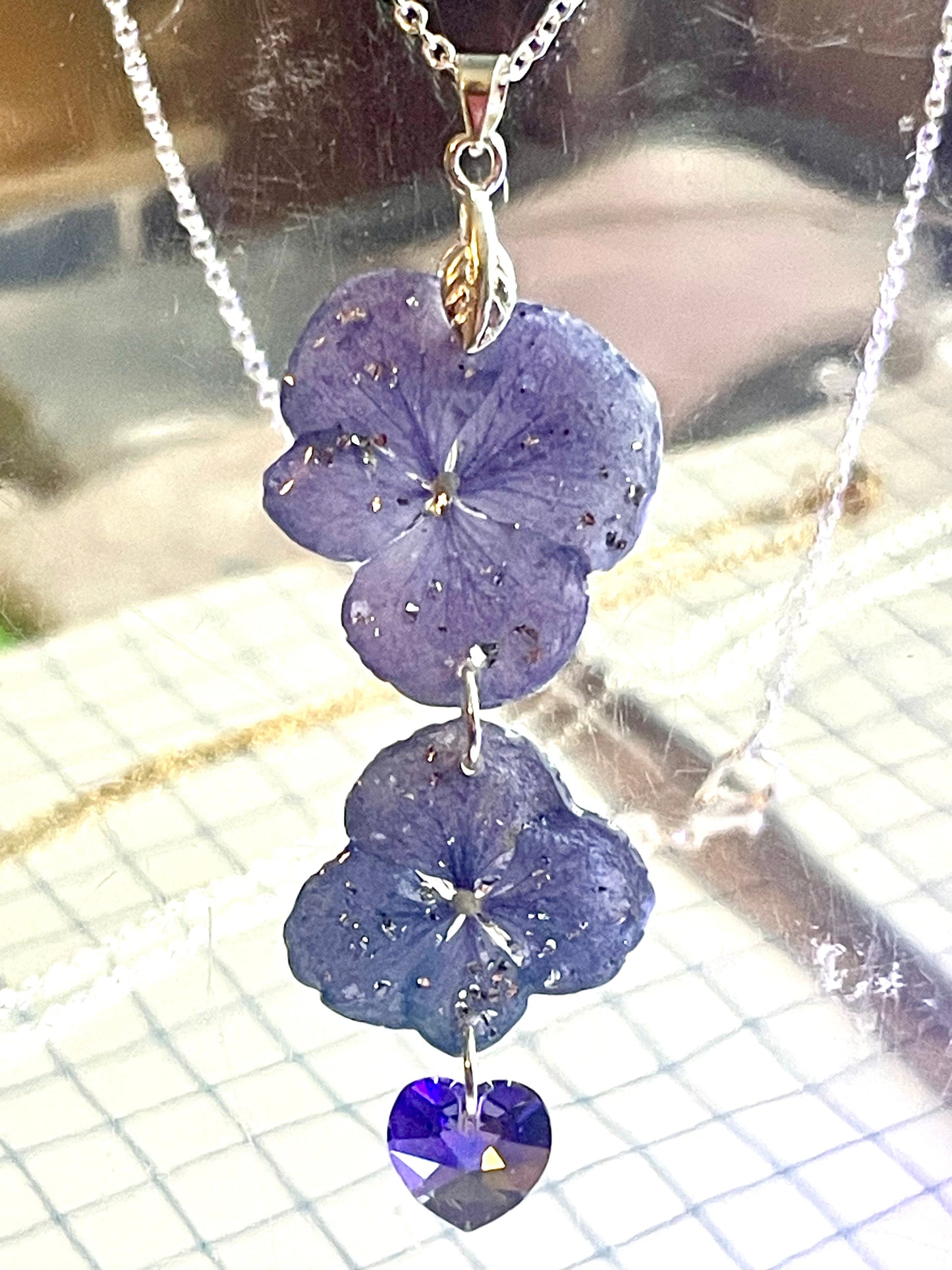 Collier Hortensia bleu & cœur de cristal