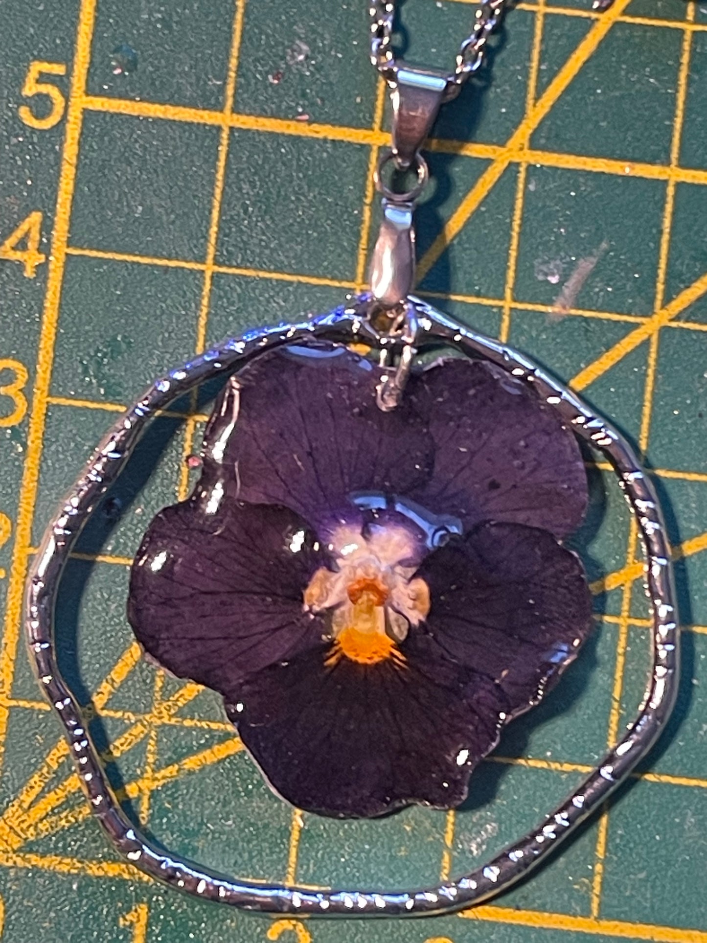 Collier argenté pensée violet foncé