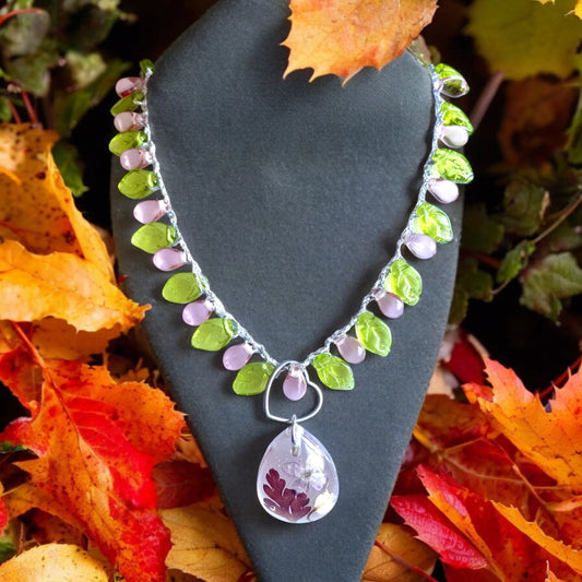 Collier perles de verre feuilles vertes et gouttes roses avec pendentif mini bouquet