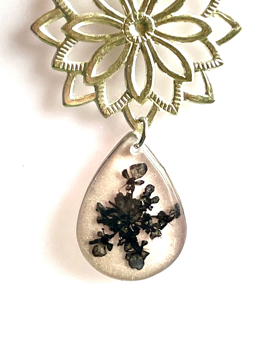 Collier fleur de carotte sauvage noire & fleur de métal - Aux fleurs de Chloé Collier fleur de carotte sauvage noire & fleur de métal Collier Collier