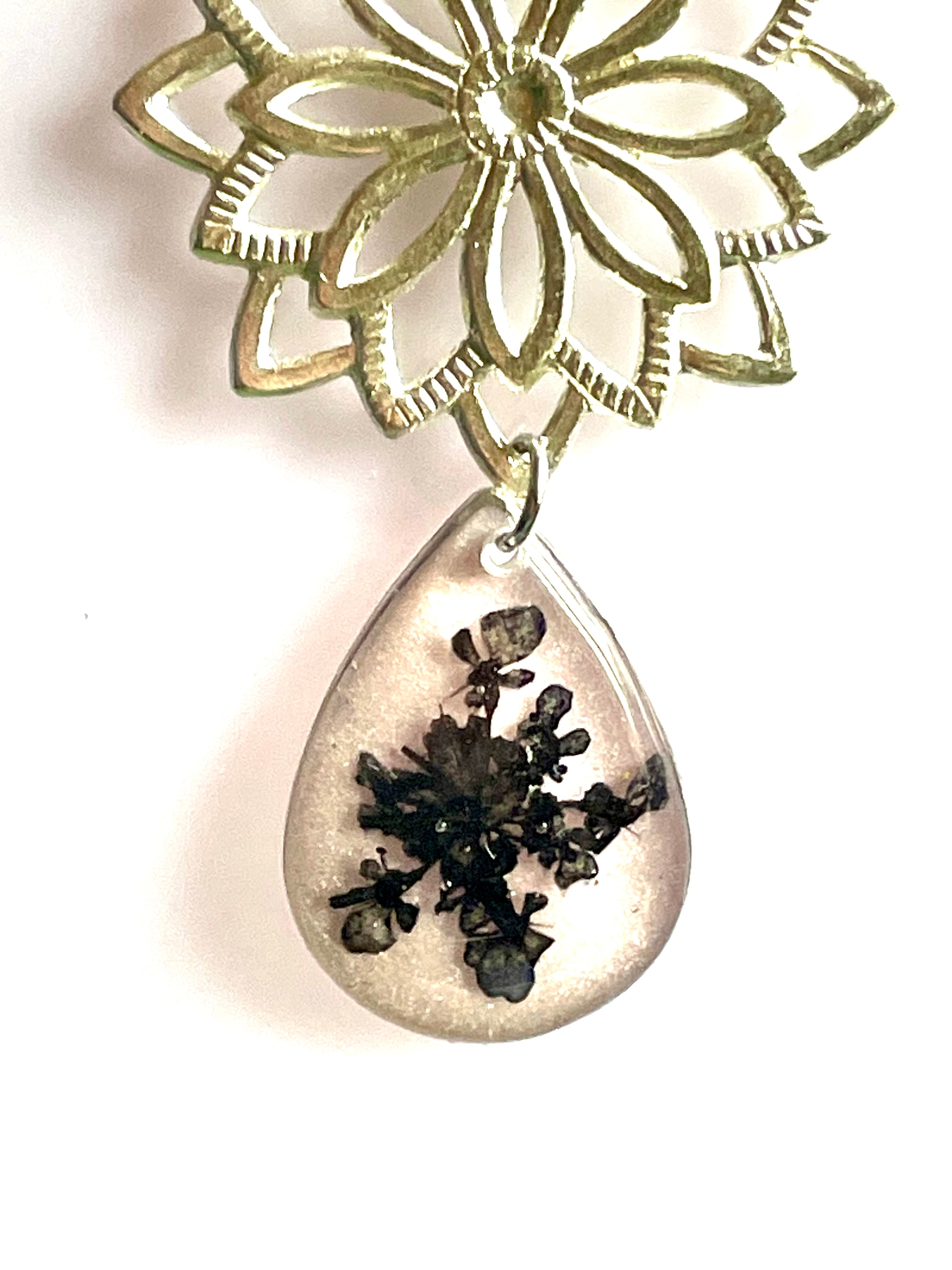 Collier fleur de carotte sauvage noire & fleur de métal - Aux fleurs de Chloé Collier fleur de carotte sauvage noire & fleur de métal Collier Collier